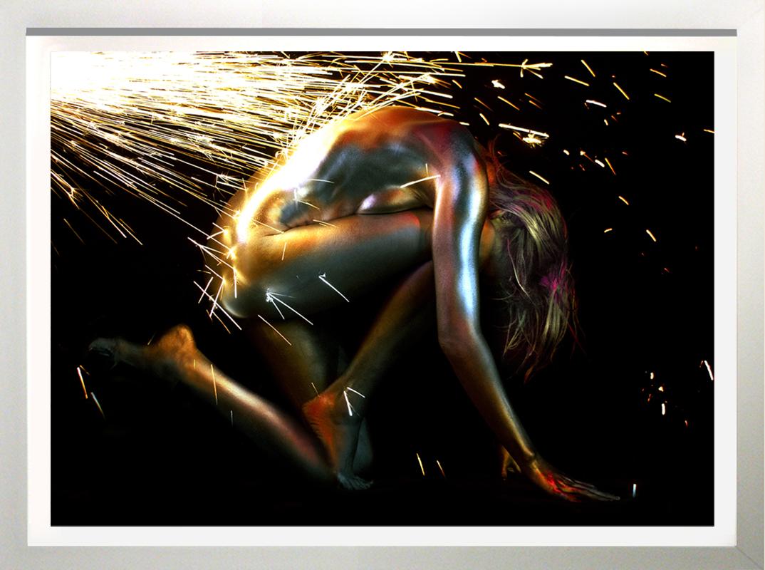 „Metallic Golden Girl with Electric Sparks“ Aktfotografie 30x40 gerahmt