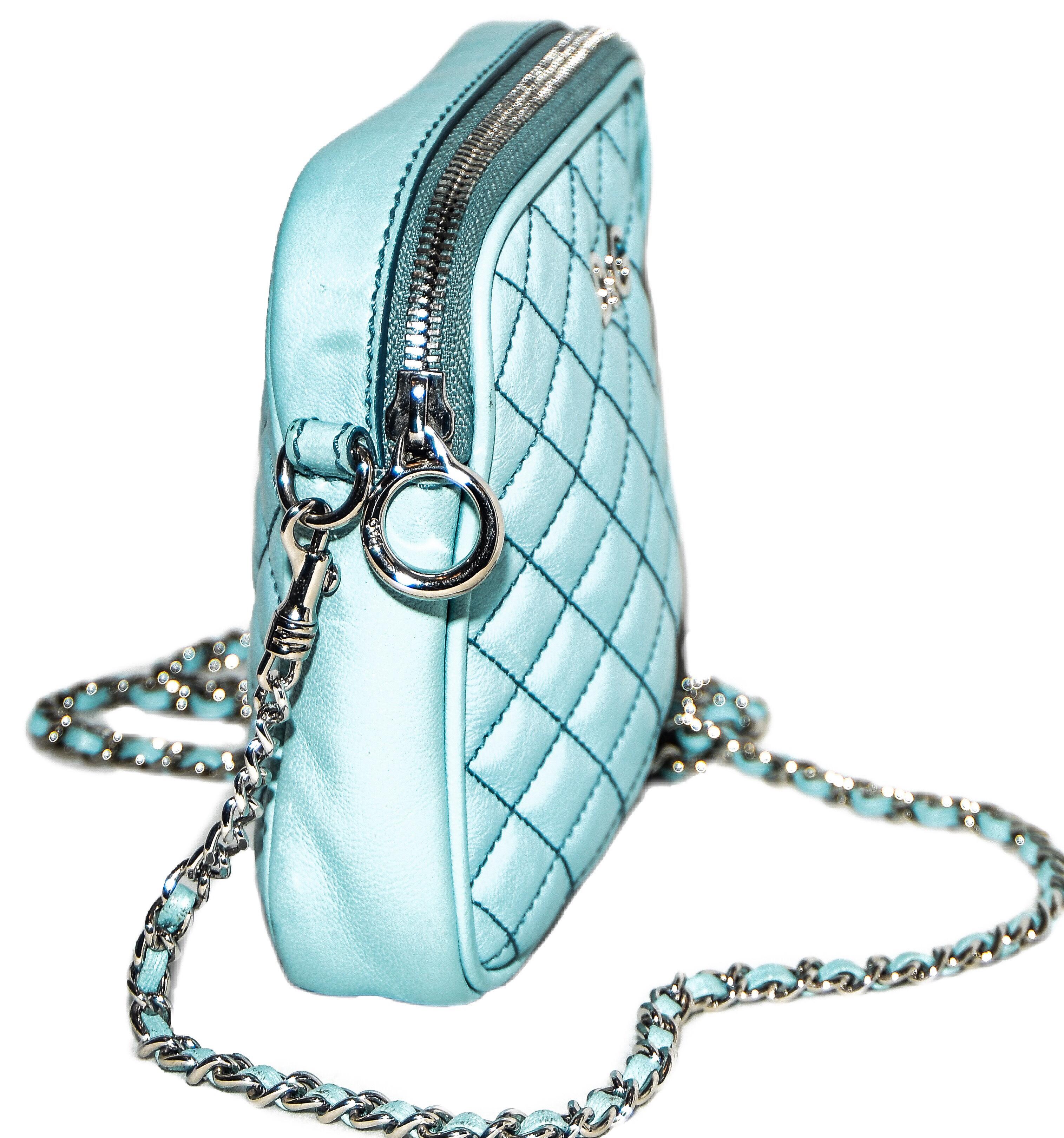 D & G turquoise Lily Glam quilted cross body bag is the perfect size to fit your essentials plus your smart phone.  This quilted cross body with D&G logo at front and removable shoulder strap, so it can be worn as a clutch.  Top zipper for closure
