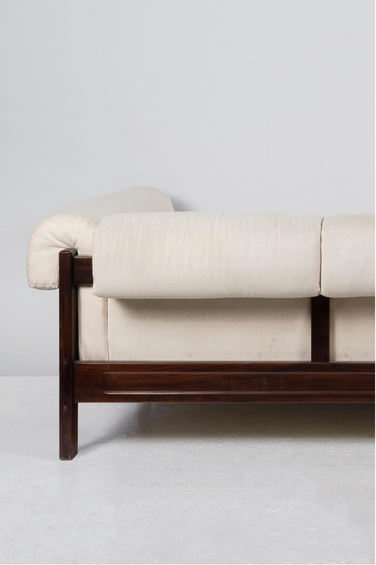 Sofa with wooden frame and white cotton fabric. This famous model called Veronica was published in Domus magazine, No. 409, December 1963, p. 74/75. This was a very important publication for the design sector, listing the best creations of the