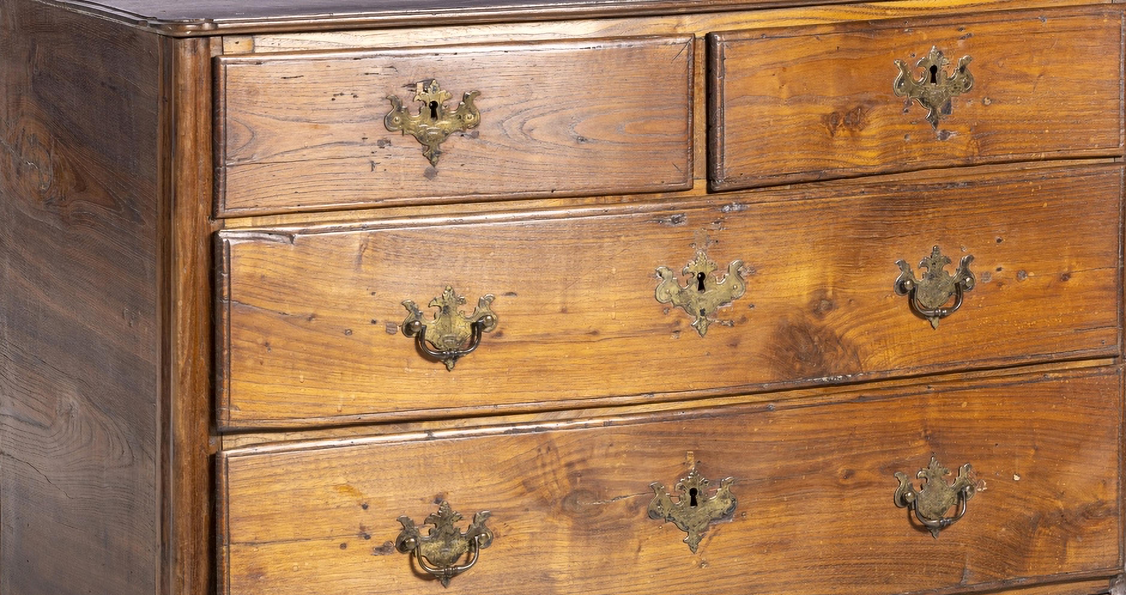D. CASSETTIERA JOSÉ Portoghese, XVIII secolo.
in legno di noce, con due cassetti grandi e due cassetti. 
Parte superiore ondulata e ritagliata, decorata con un incavo.
Gonne con tagli e trafori, che terminano con piedi curvi.
Piccoli difetti e
