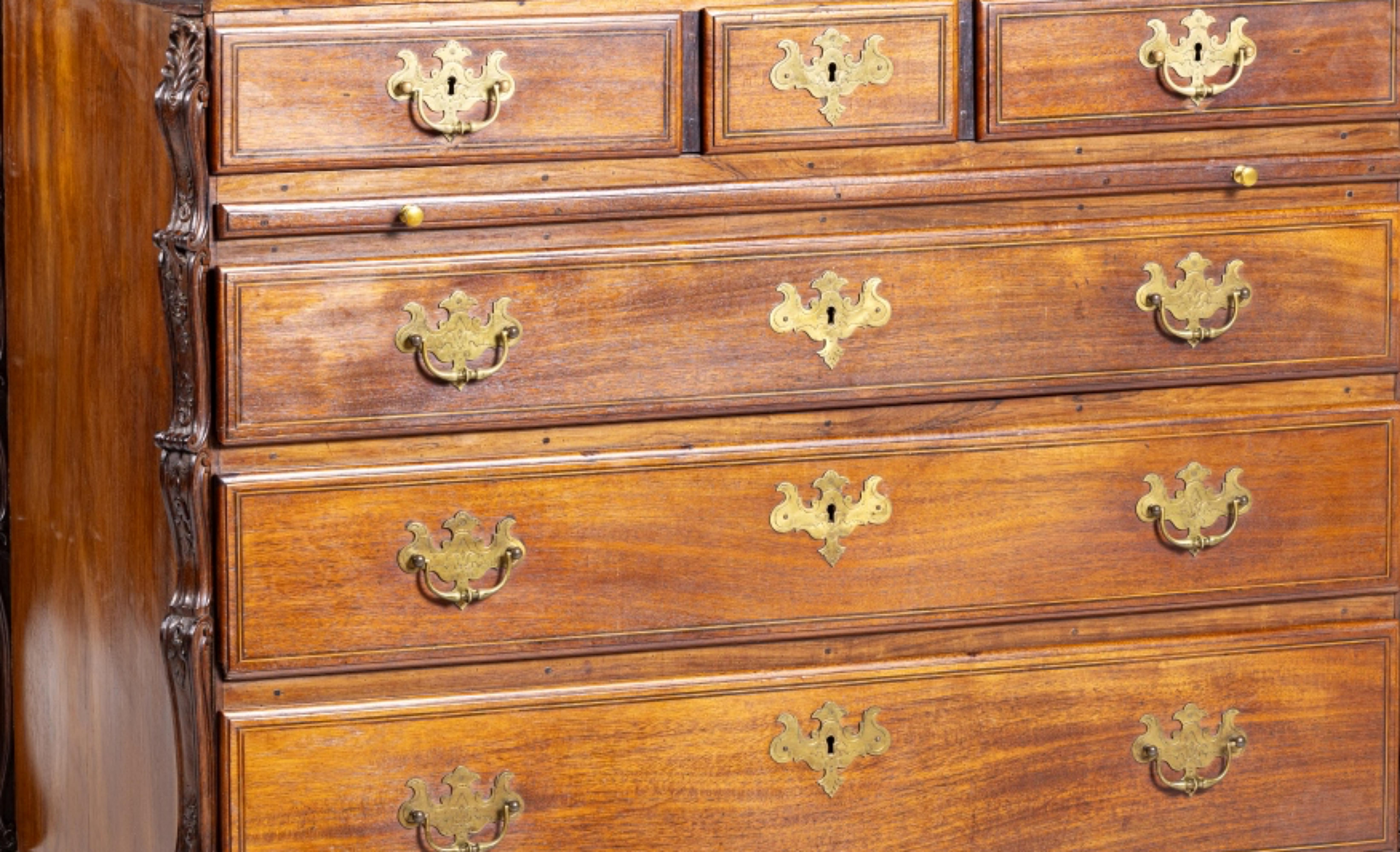D. CASSETTIERA JOSÉ Portoghese, del XVIII secolo
in legno di mogano, cornici in palissandro e intarsi in palissandro.
Con 3 cassetti grandi, 3 cassetti e appunti.
Parte superiore ondulata e ritagliata, decorata con un incavo.
Gonne a ruota decorate