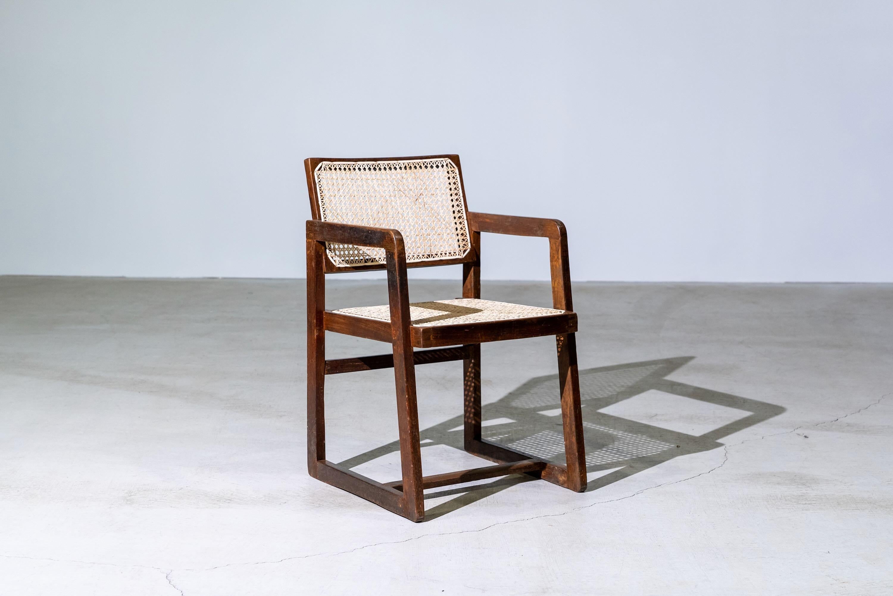 Una auténtica pieza de mediados de siglo del legendario encargo Chandigarh de Pierre Jeanneret. Estructura de teca con asiento y respaldo de ratán de bambú tejido a mano.