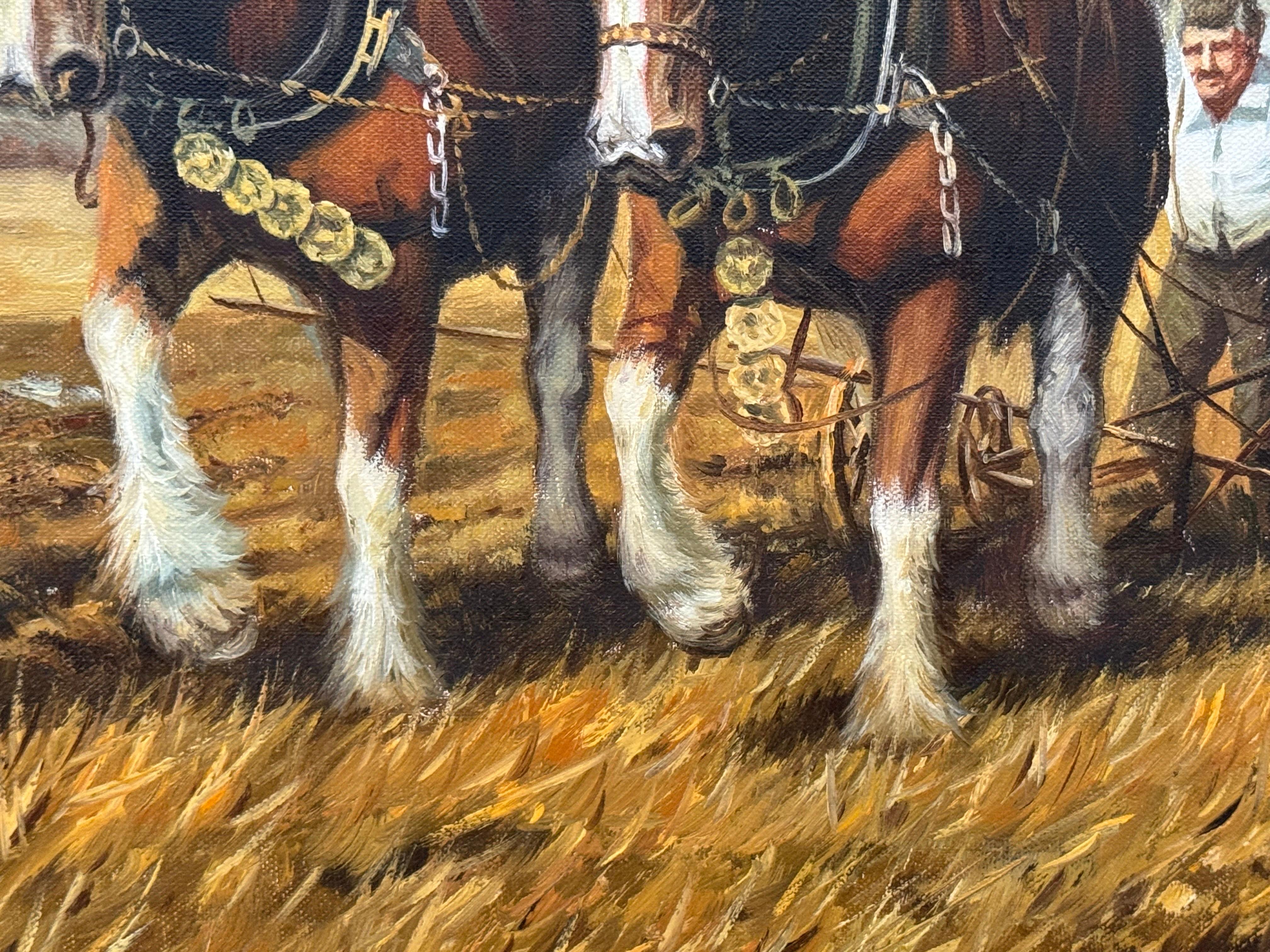 Chevaux Clydesdale et fermier labourant un champ d'automne doré dans une campagne rurale en vente 8