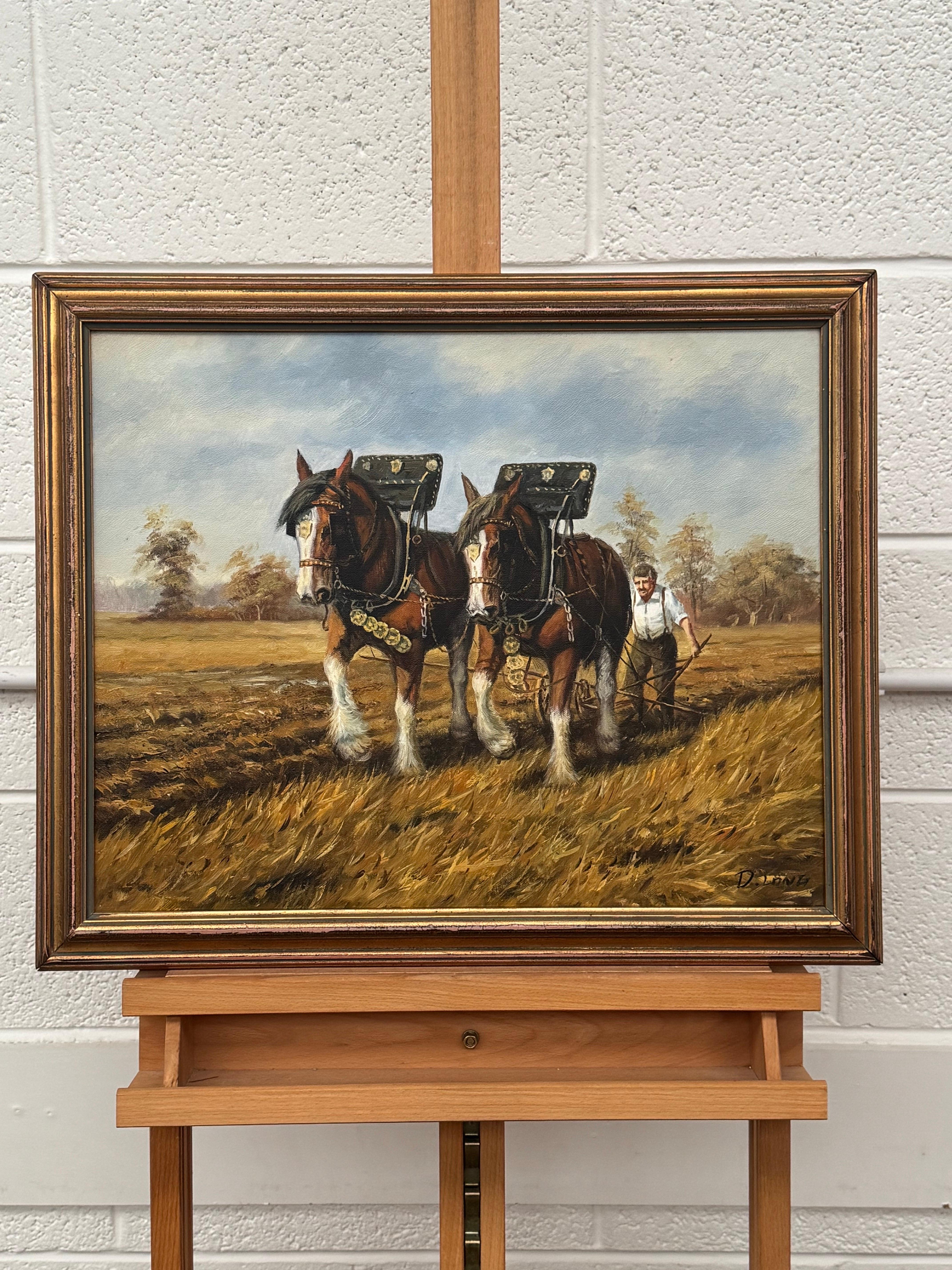 Chevaux Clydesdale et fermier labourant un champ d'automne doré dans une campagne rurale en vente 10