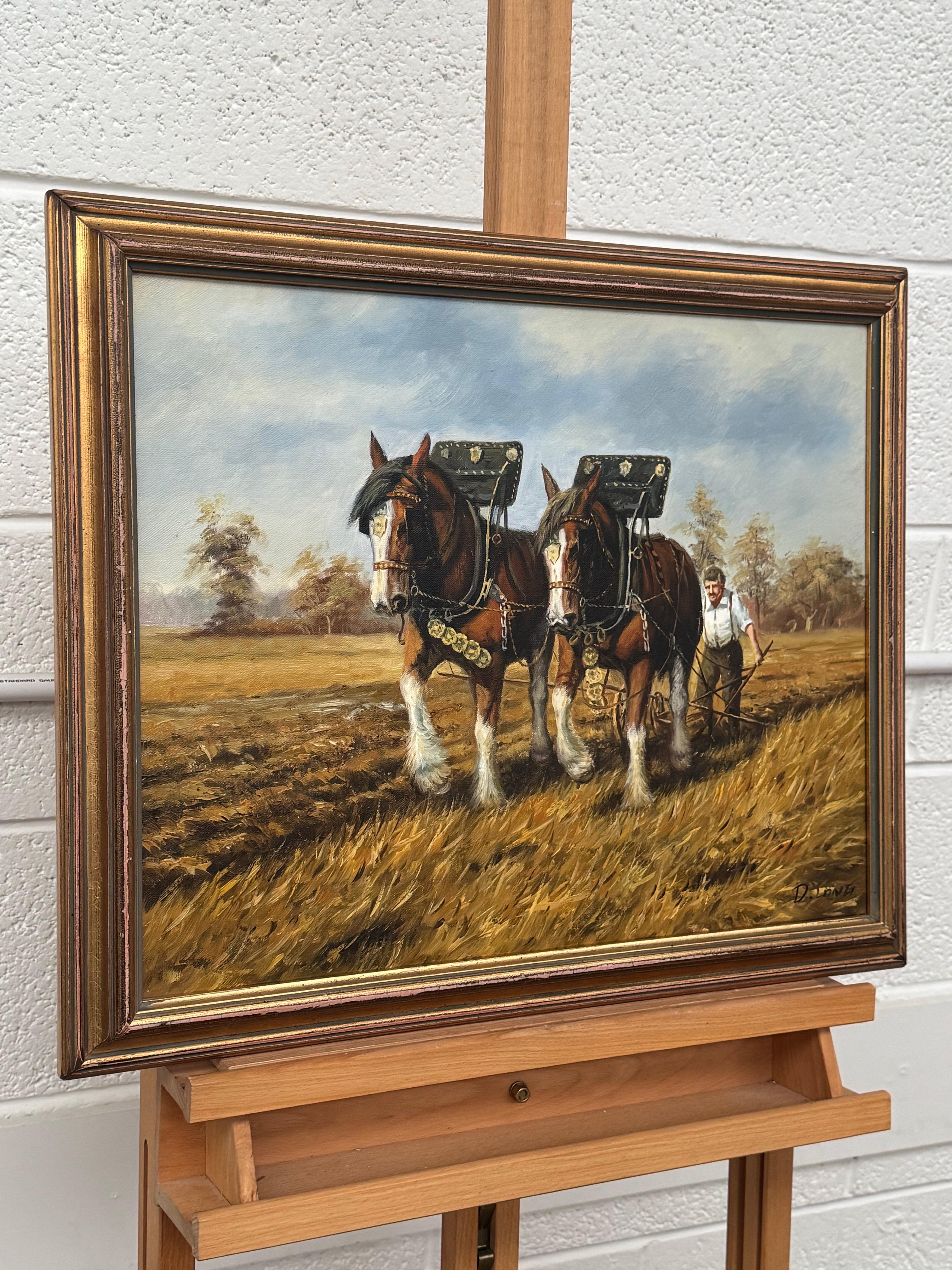 Chevaux Clydesdale et fermier labourant un champ d'automne doré dans une campagne rurale - Painting de D Long