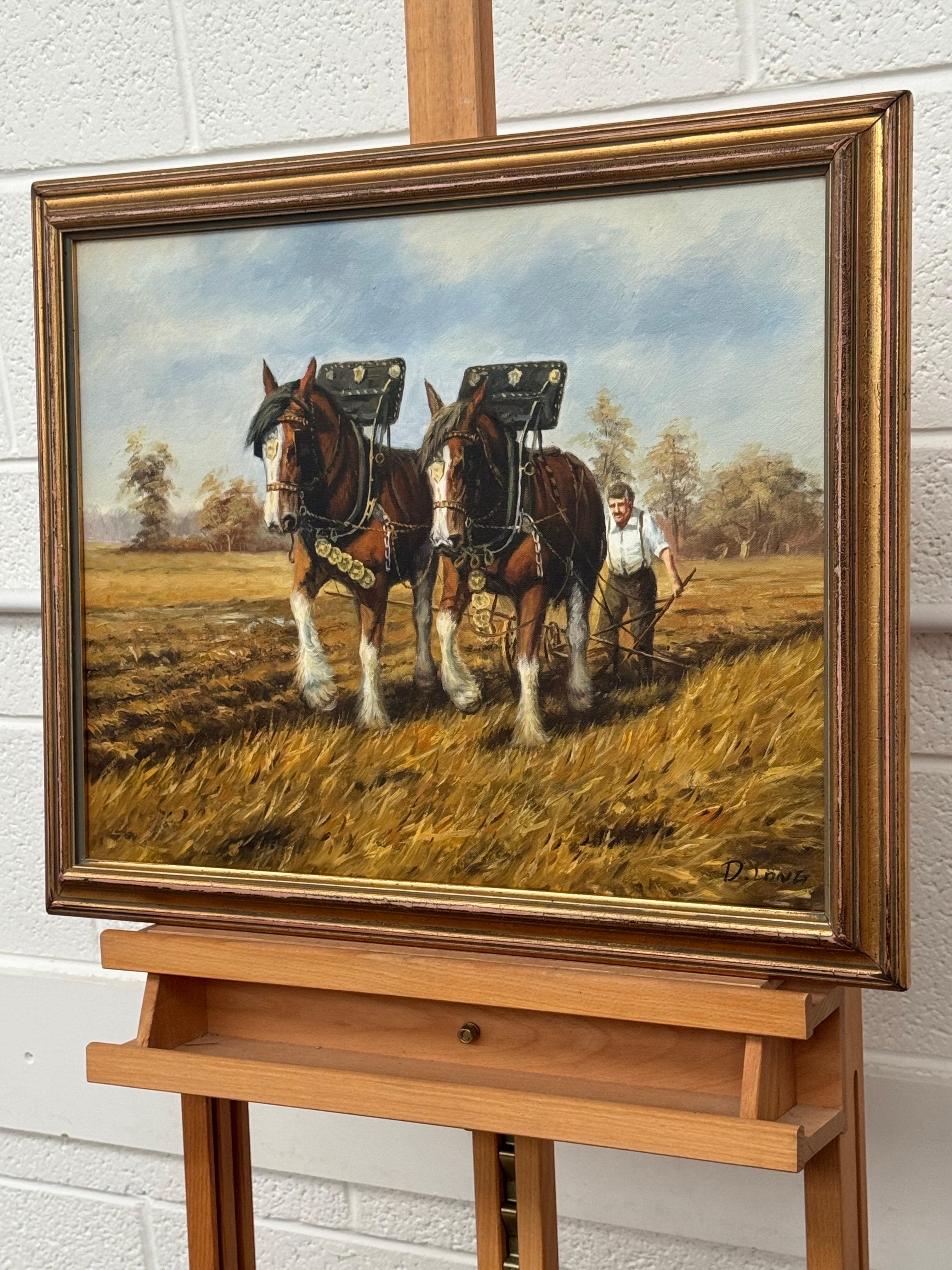 Chevaux Clydesdale et fermier labourant un champ d'automne doré dans une campagne rurale - Marron Landscape Painting par D Long