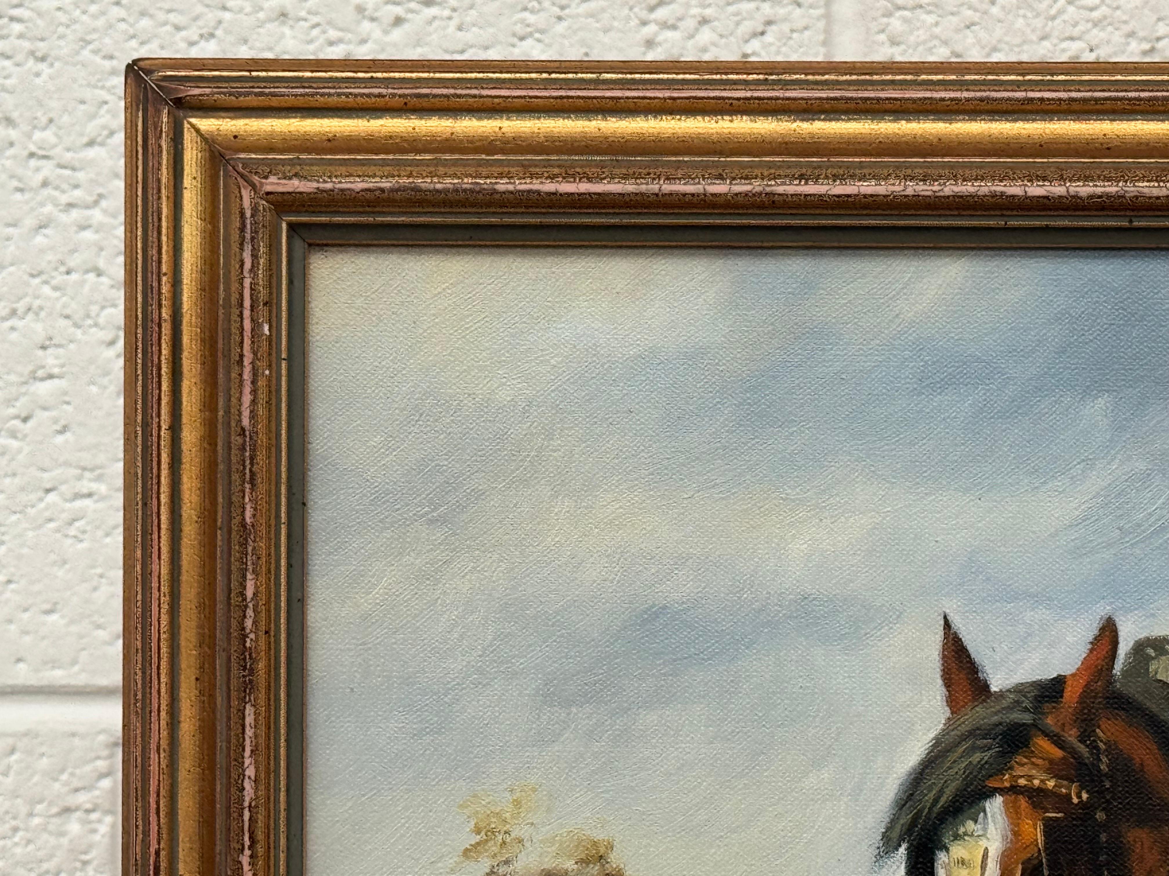 Chevaux Clydesdale et fermier labourant un champ d'automne doré dans une campagne rurale par un artiste britannique 

L'œuvre d'art mesure 20 x 16 pouces 
Le cadre mesure 23 x 19 pouces 
(Pr�ésenté dans un cadre doré vintage restauré et vieilli)