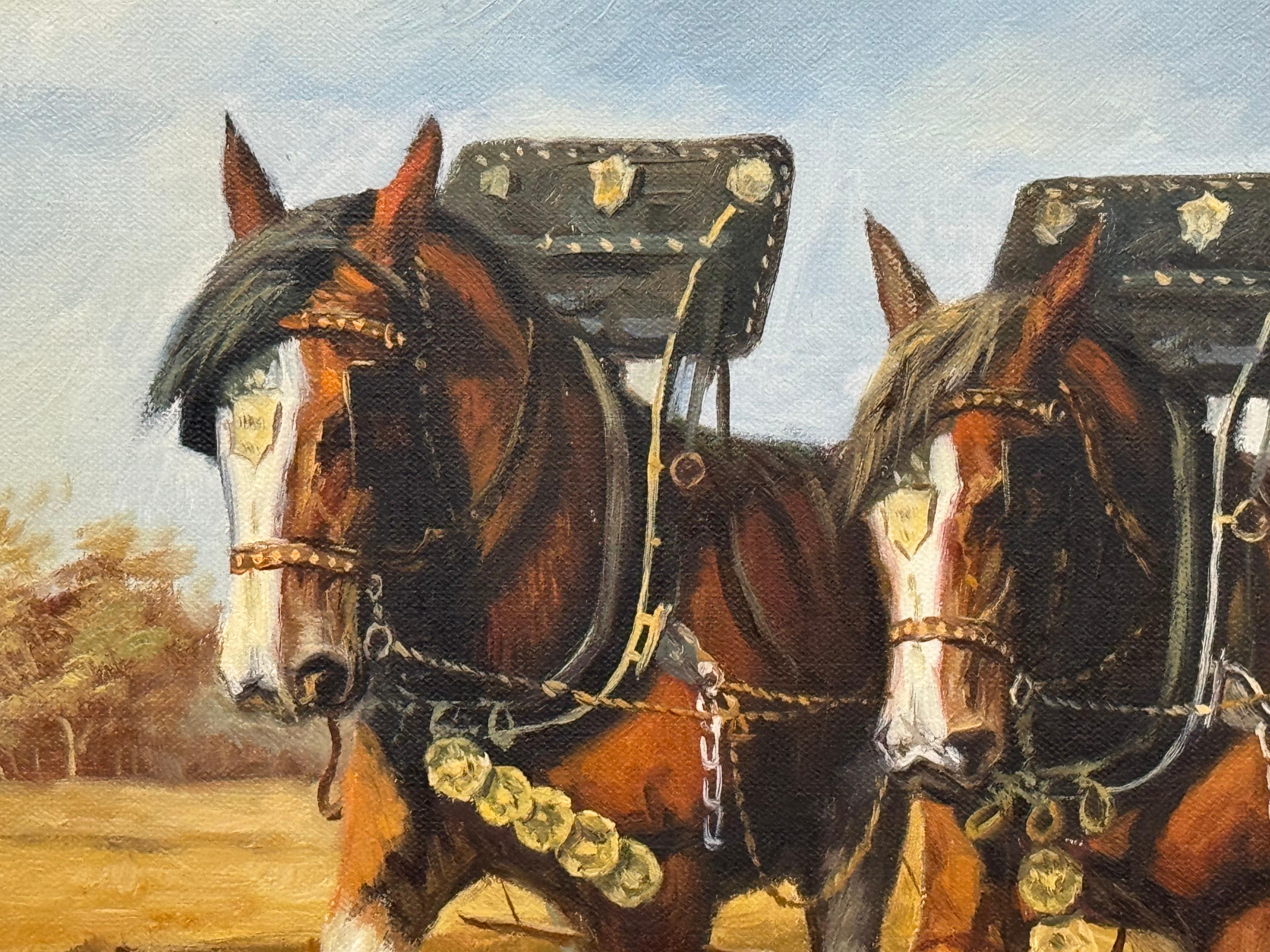 Chevaux Clydesdale et fermier labourant un champ d'automne doré dans une campagne rurale en vente 1