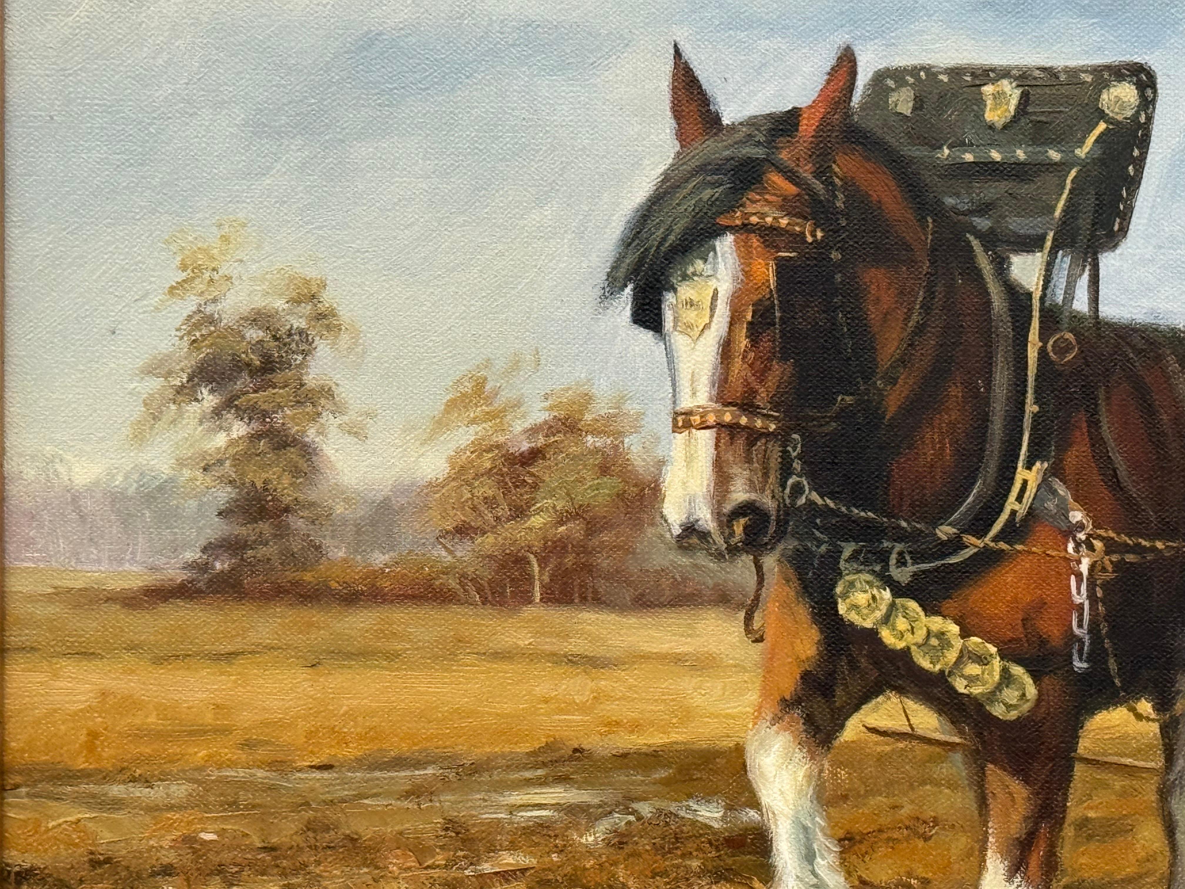 Chevaux Clydesdale et fermier labourant un champ d'automne doré dans une campagne rurale en vente 2