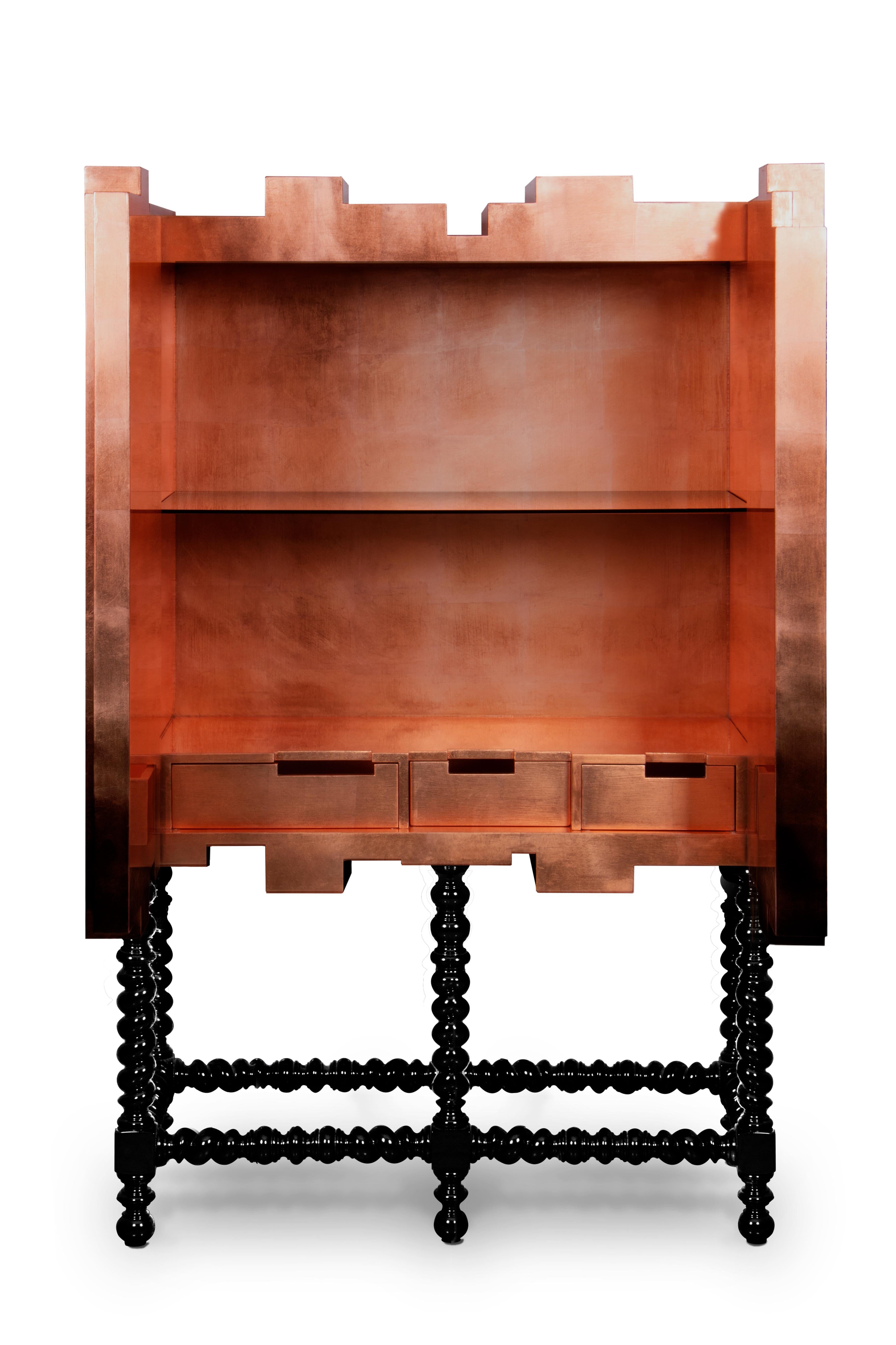 Este mueble único y contemporáneo se inspira en el estilo manuelino, un estilo de ornamentación arquitectónica de las primeras décadas del siglo XVI. Una simbiosis perfecta de diseño y técnicas innovadoras con patrimonio histórico. El cuerpo es de