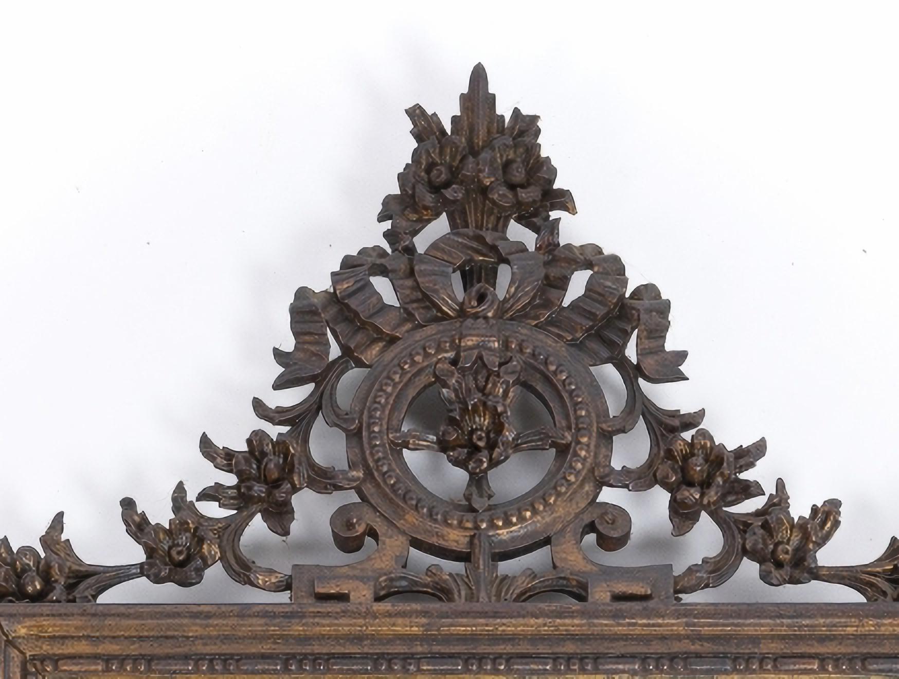 MIROIR MURAL D.MARIA

19e siècle portugais,
 en bois sculpté et doré.
Dim. : 113 x 61 cm.
bonnes conditions