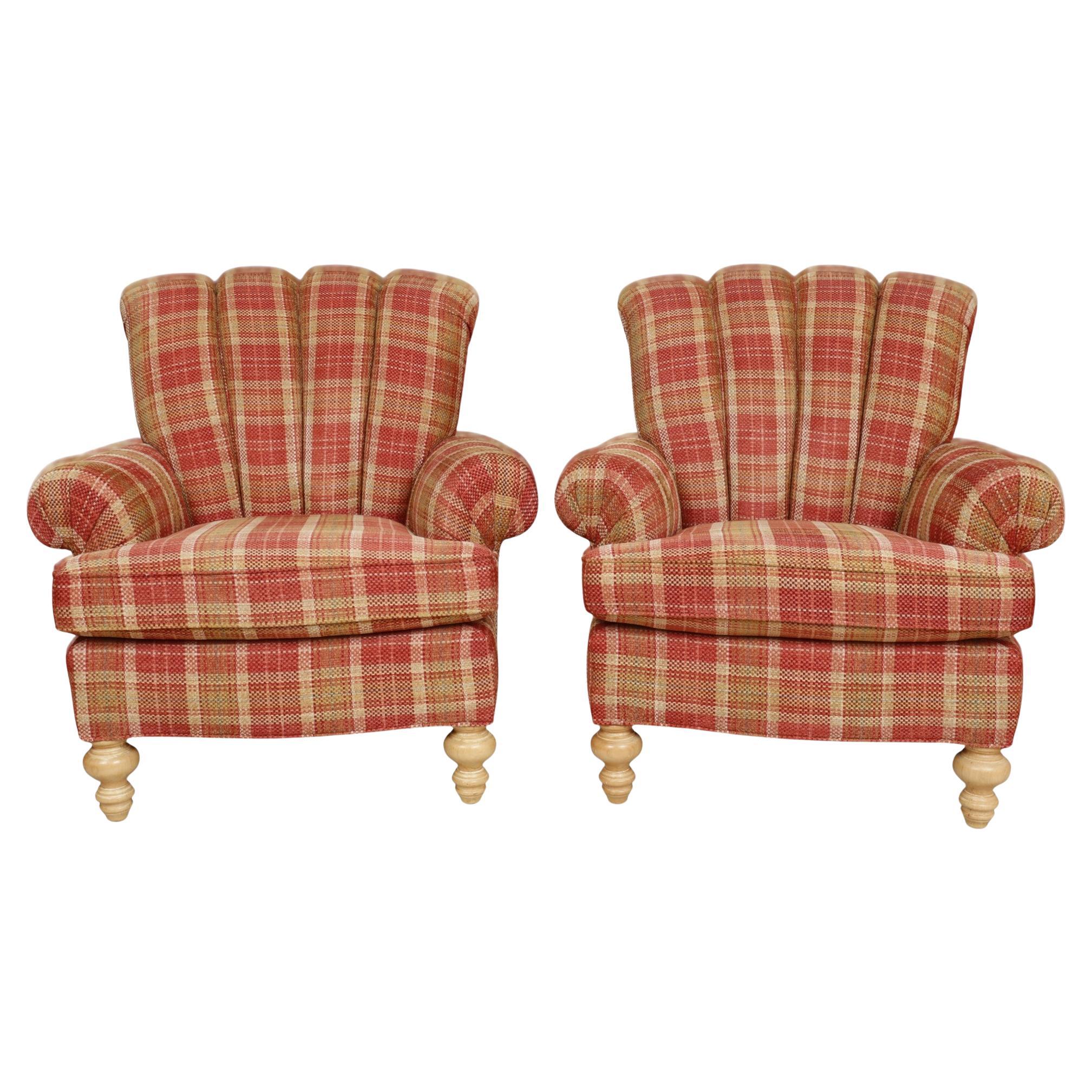 Une paire de fauteuils rembourrés de style campagne française par D. R. Kincaid Chair Company de Lenoir, Caroline du Nord. Les dossiers festonnés inclinables, les accoudoirs roulés vers l'extérieur et les coussins d'assise lâches, sont tapissés d'un