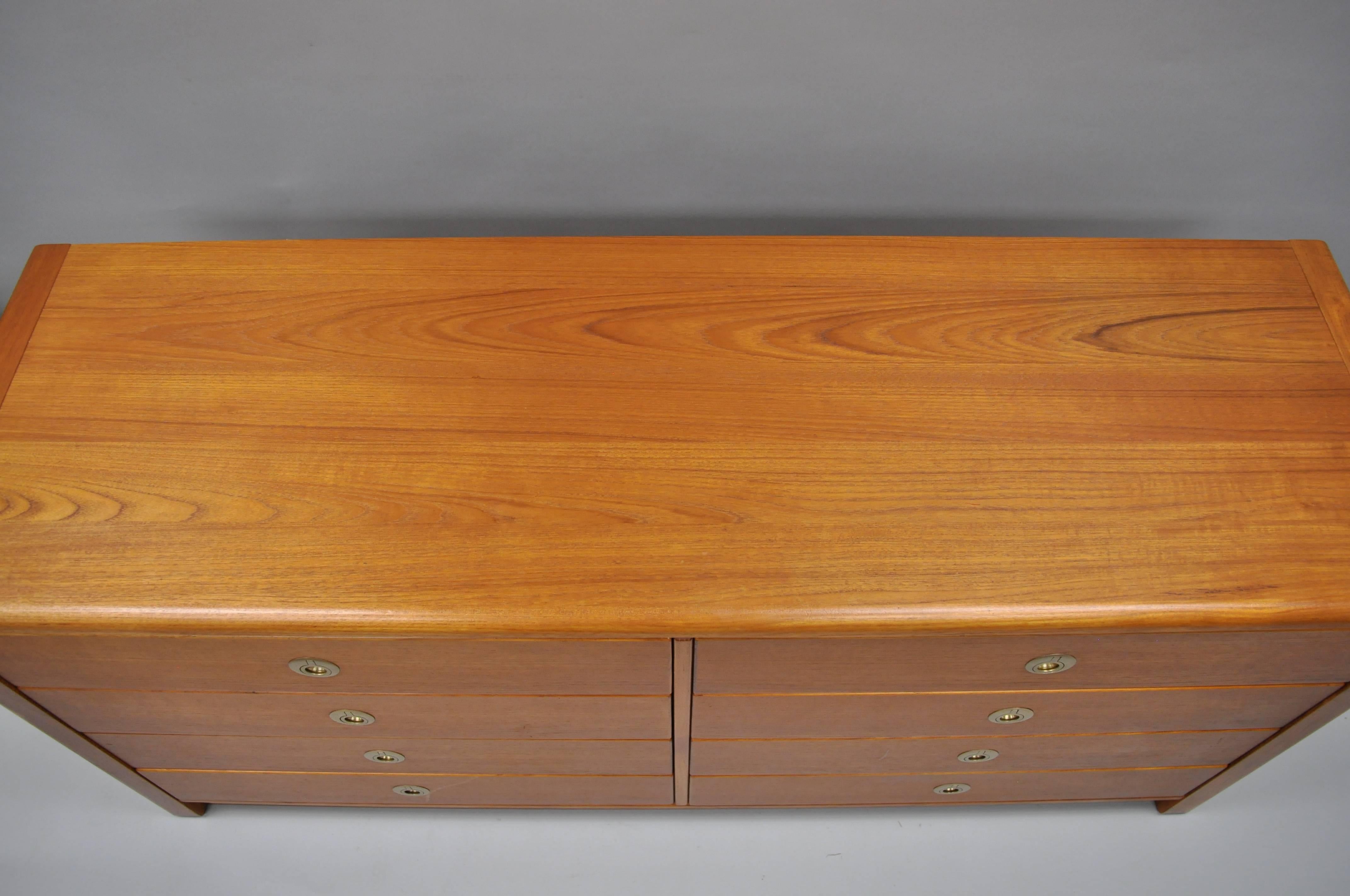 D-Scan Captain Line Campaign Danish Style Modern Teak Long Dresser Credenza In Good Condition In Philadelphia, PA