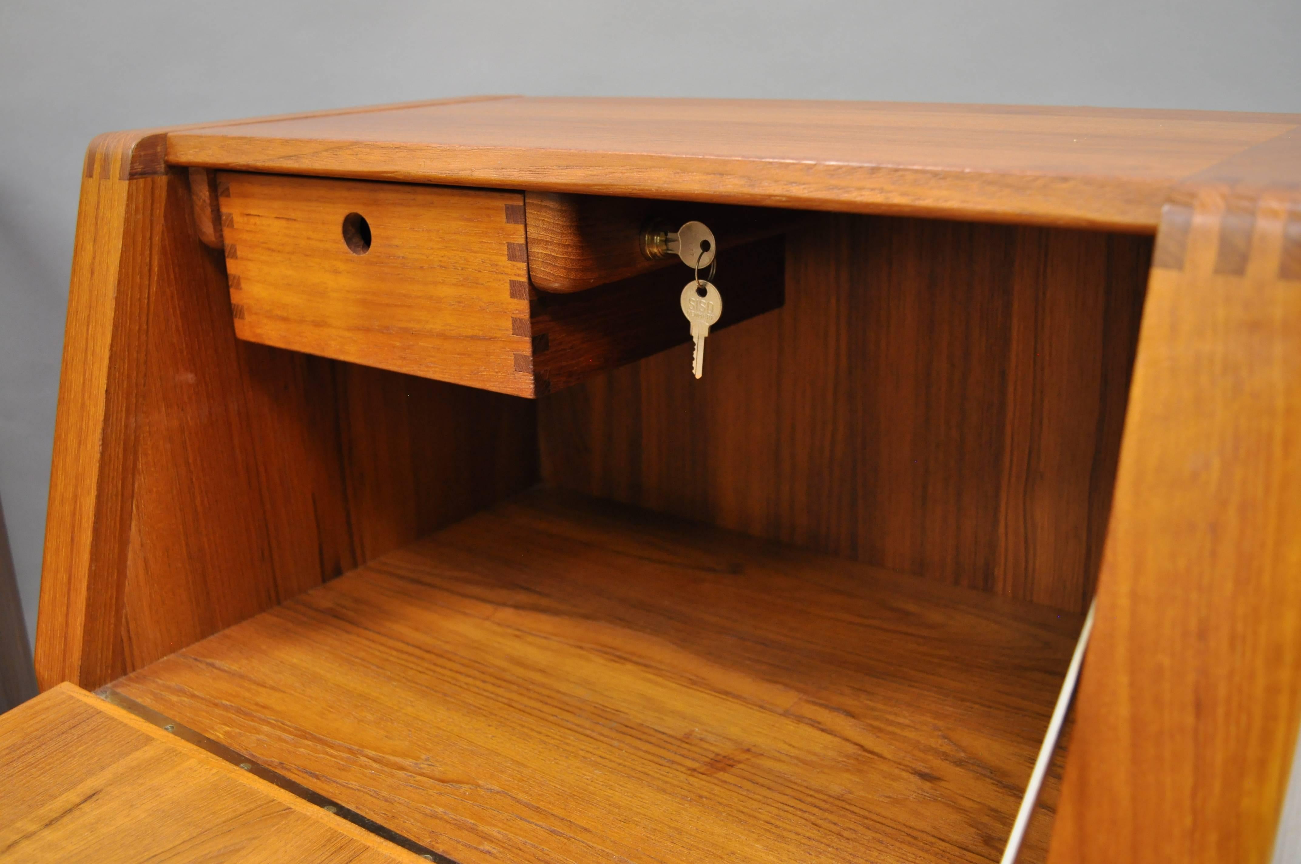 D-Scan Captain Line Pair of Danish Modern Style Teak Nightstands Bedside Tables 4
