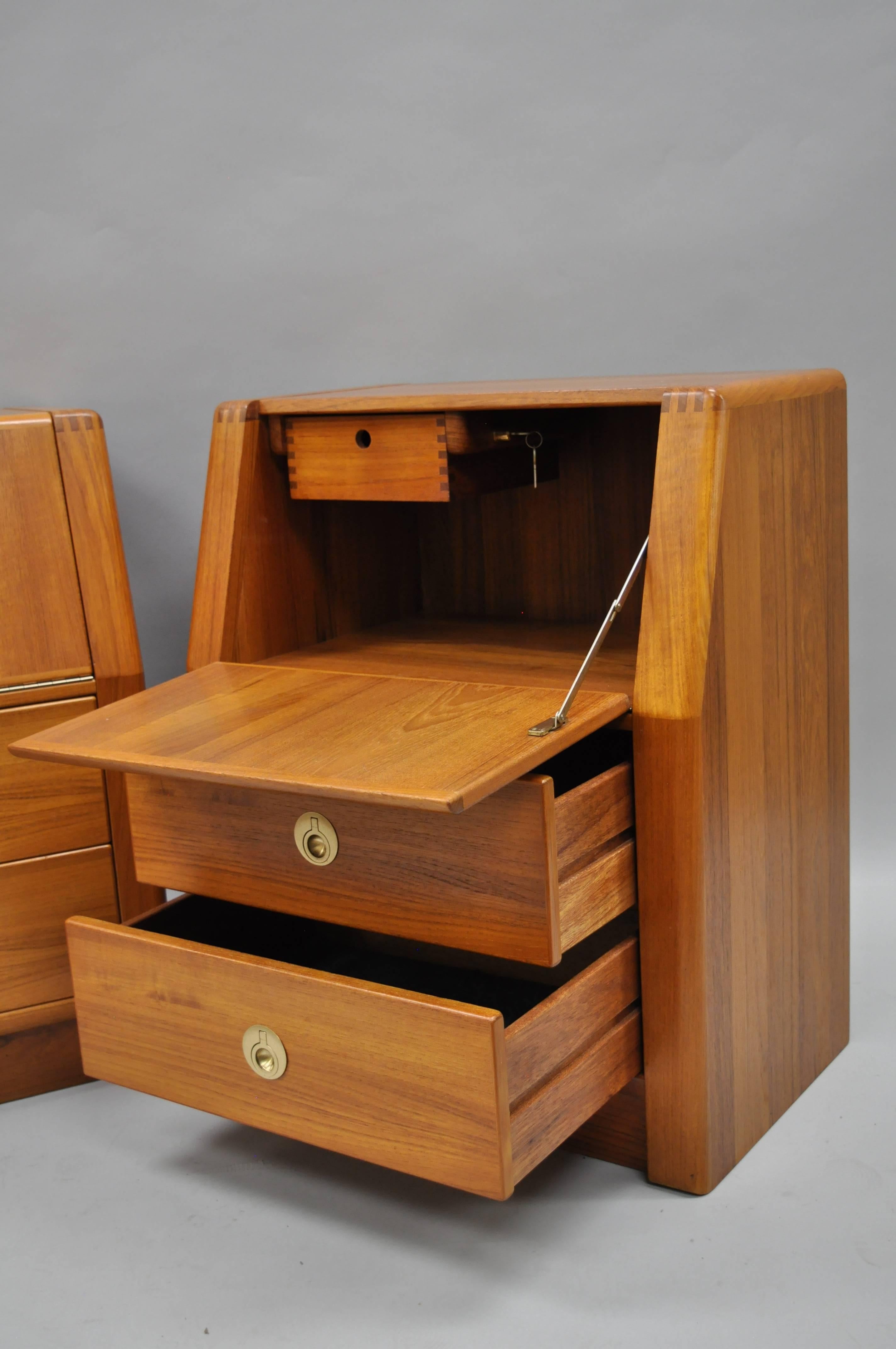 D-Scan Captain Line Pair of Danish Modern Style Teak Nightstands Bedside Tables In Good Condition In Philadelphia, PA