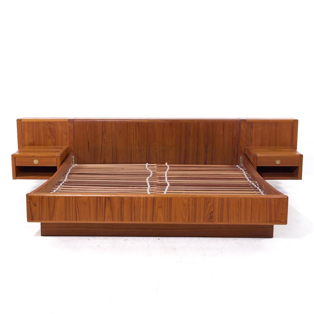 D Scan Mid Century Danish Teak and Brass King Platform Bed with Floating Nightstands (Lit à plateforme King en teck et laiton du milieu du siècle dernier)

La tête de lit mesure 129.5 de large x 88 de profond x 31.5 de haut
Le cadre de lit mesure
