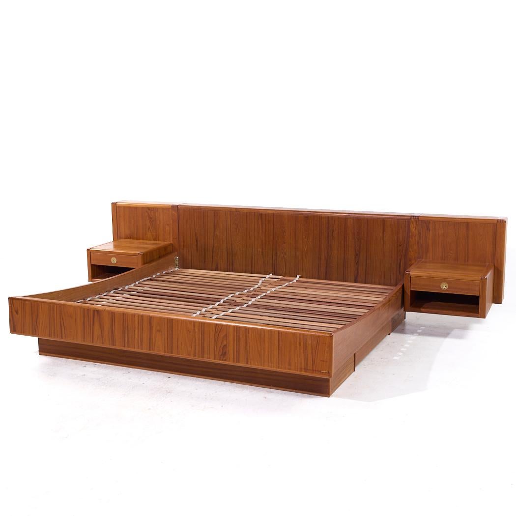 Mid-Century Modern Lit à plateforme danois D Scan du milieu du siècle dernier en teck et laiton avec banquette de nuit flottante en vente