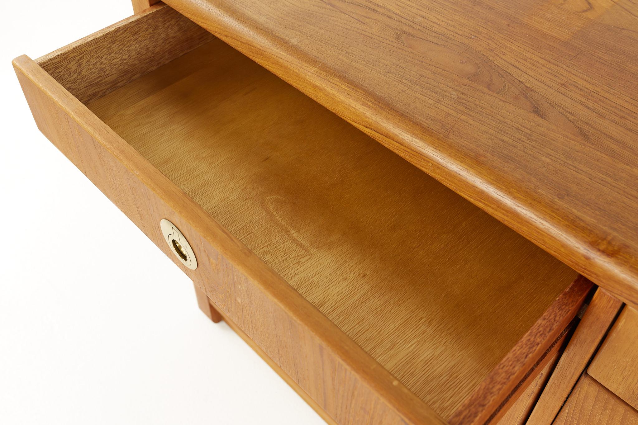 D Scan Mid Century Teak and Brass Buffet and Hutch 11