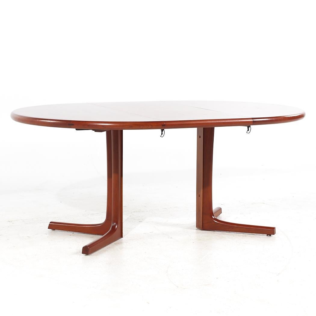 D Scan Mid Century Teak Expanding Dining Table with 2 Leaves In Good Condition For Sale In Countryside, IL