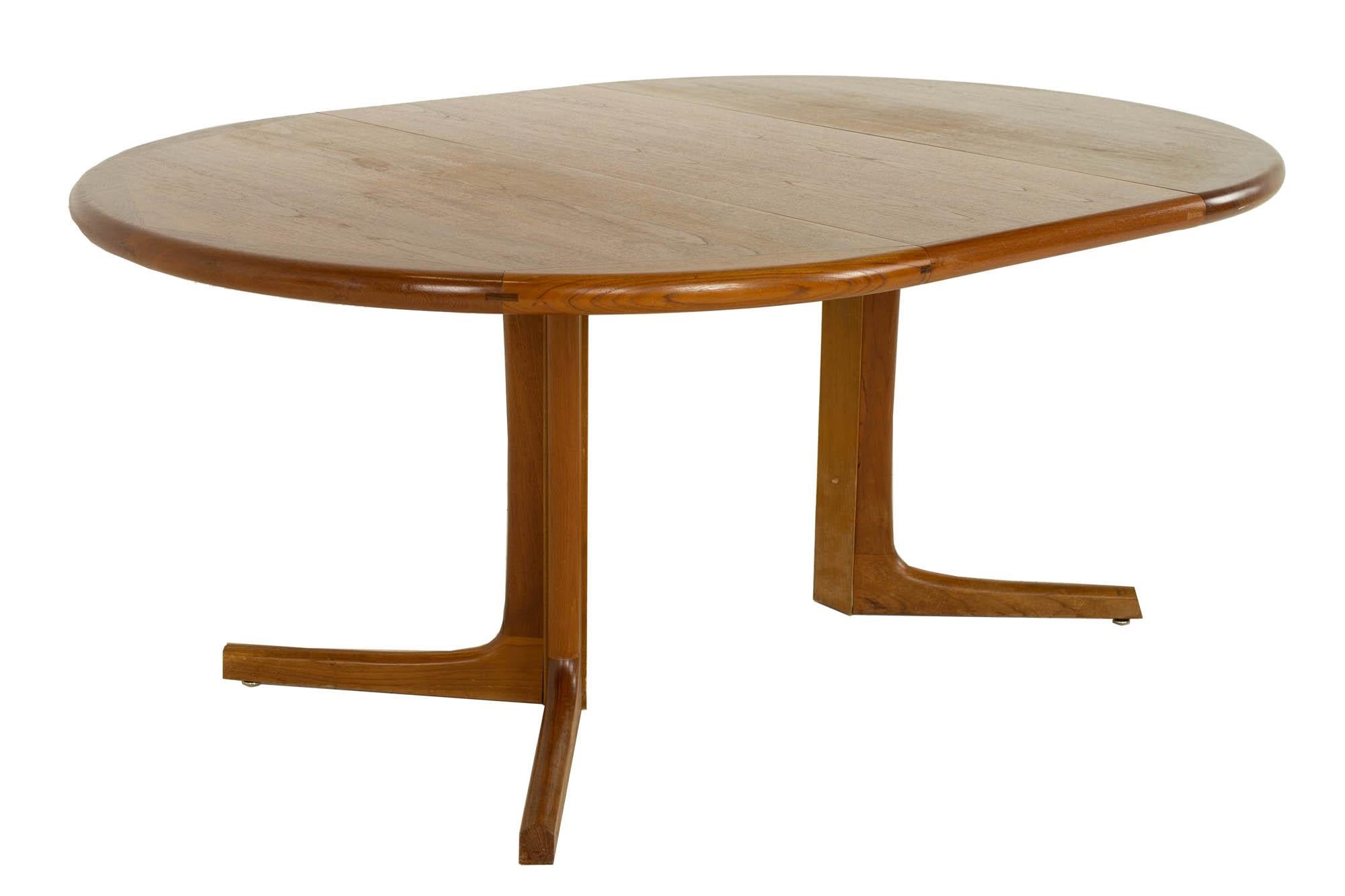 D-Scan Mid Century Teak Round Dining Table, 2 Leaves In Good Condition In Countryside, IL