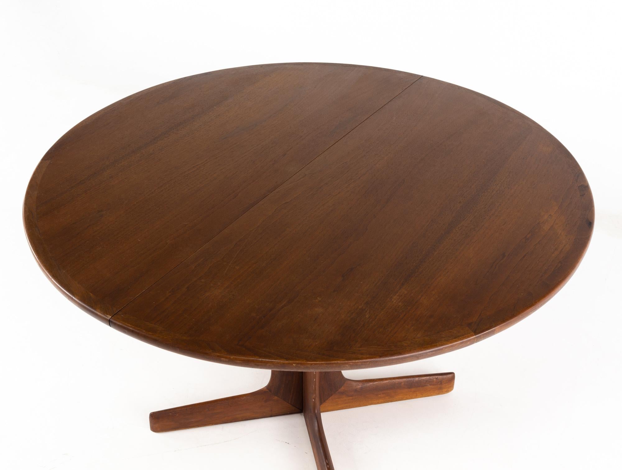 D Scan Style Mid Century Teak Pedestal Base Round Dining Table In Good Condition In Countryside, IL