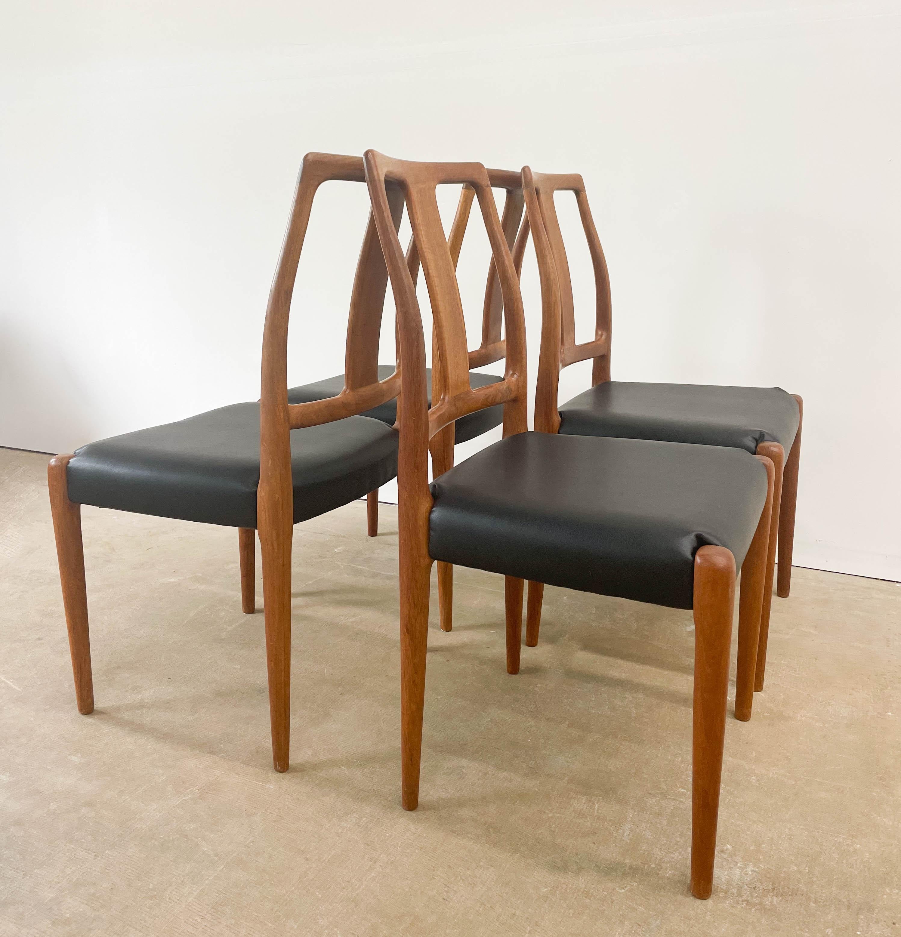 D-Scan Teak Dining Chairs In Good Condition In Kalamazoo, MI