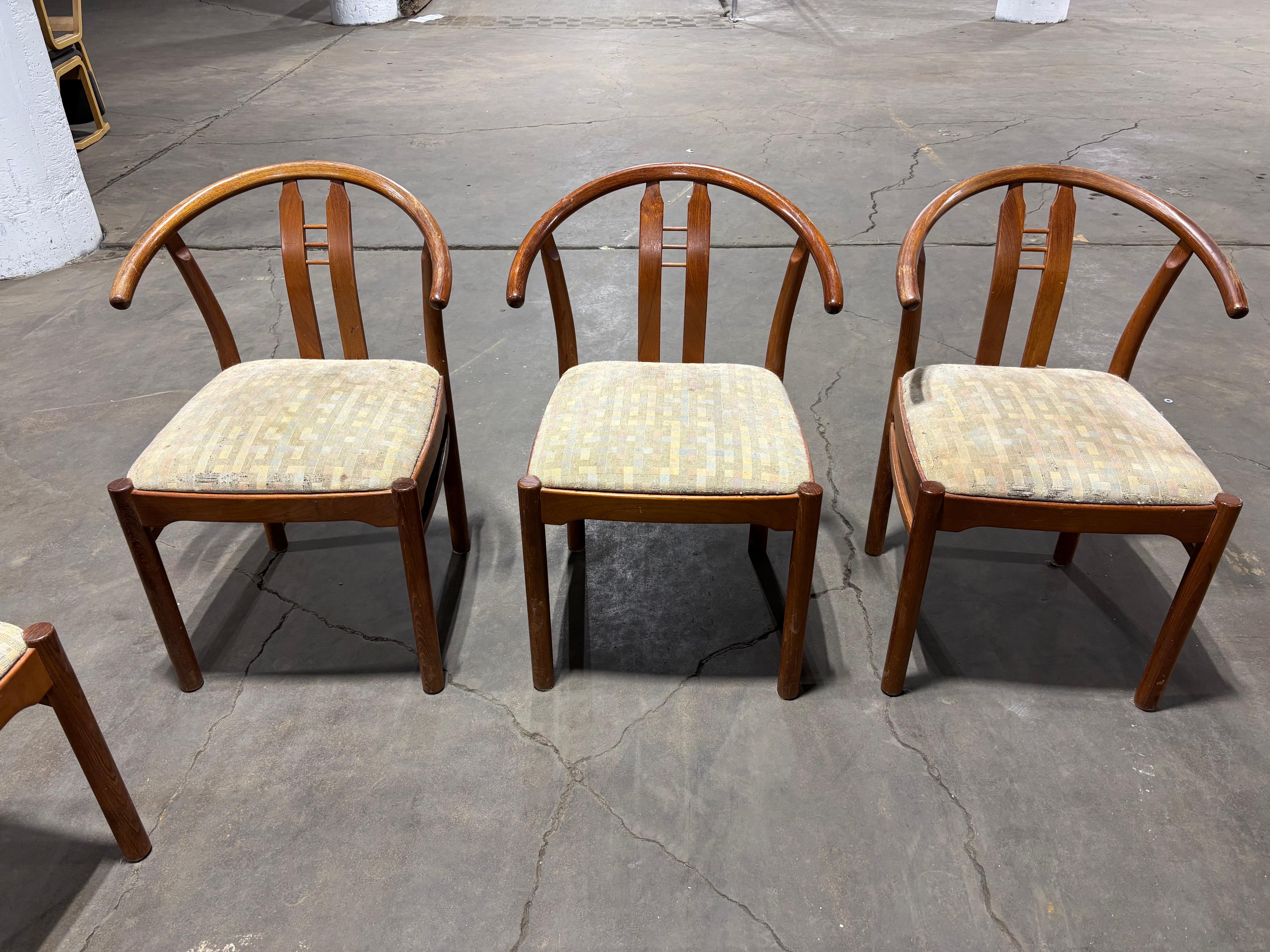 Set di sedie da pranzo in legno di Bentwood e Teak.  Le sedie devono essere tappezzate, ma il legno è molto bello.  Set di 6 sedie attribuite a Hans Frydendal.  Anche le sedie hanno un'atmosfera alla Hans Wegner Wishbone.  Dimensioni adeguate con
