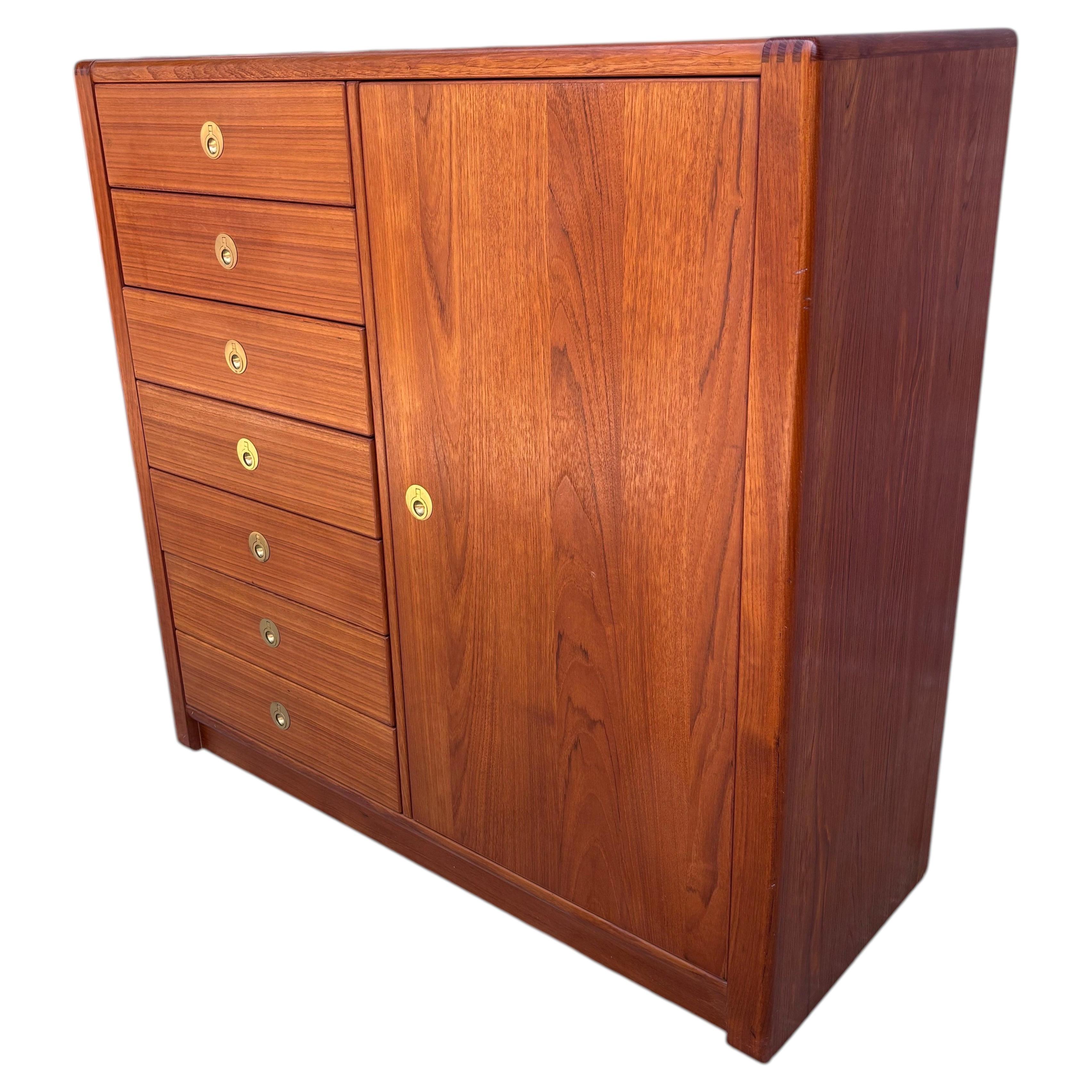 D-Scan Teak Herrenkommode/Schrank im Angebot