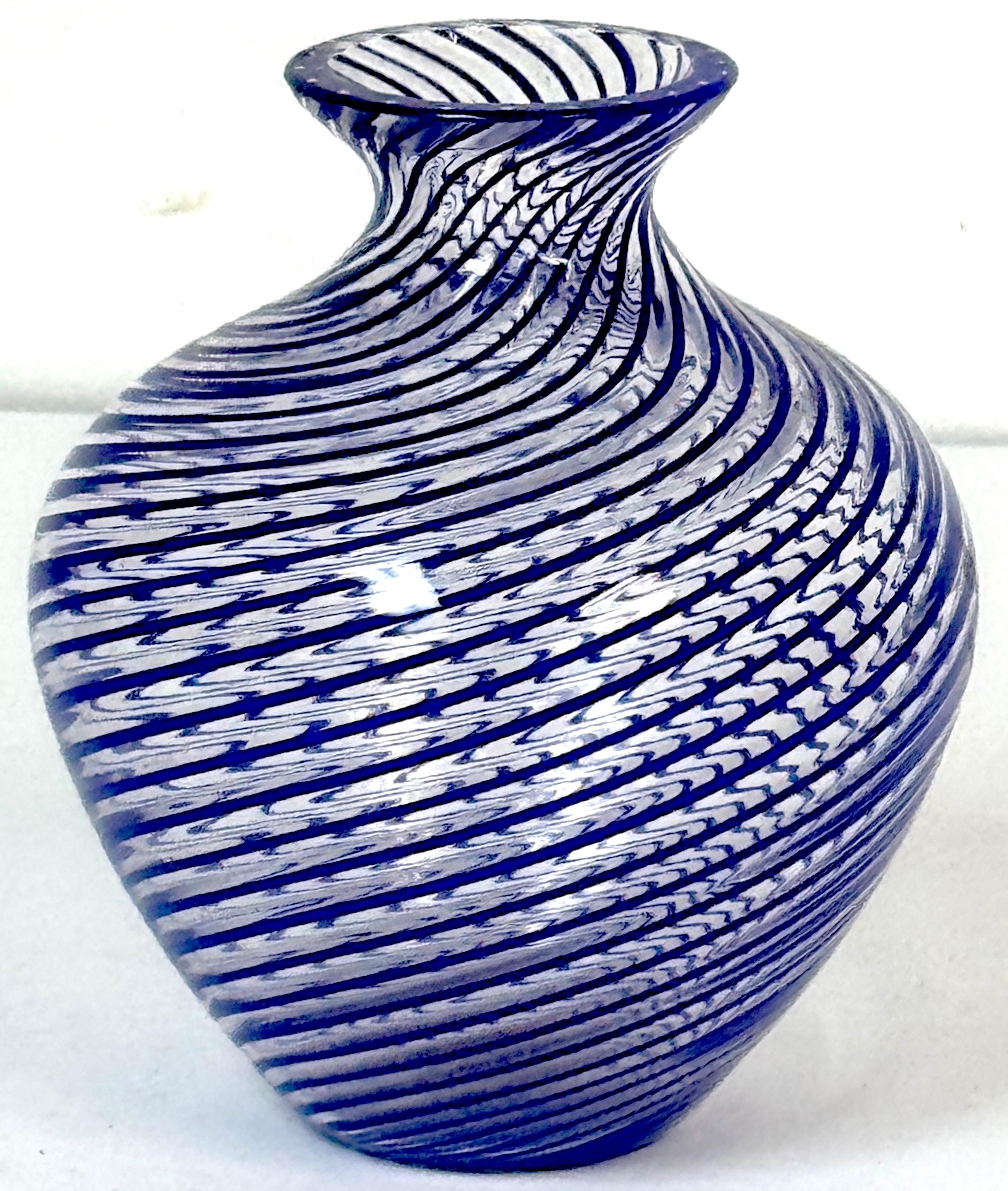 D. Zamora Venezia, Murano Hand-Blown Filigrana Glass Vase with Dotted Rim Bon état - En vente à West Palm Beach, FL