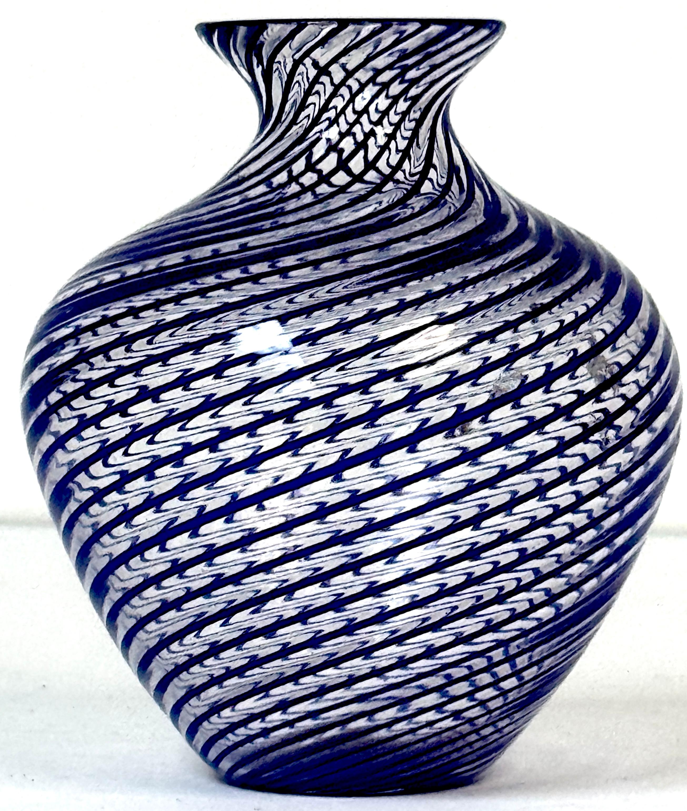 D. Zamora Venezia, Murano Hand-Blown Filigrana Glass Vase with Dotted Rim en vente 1