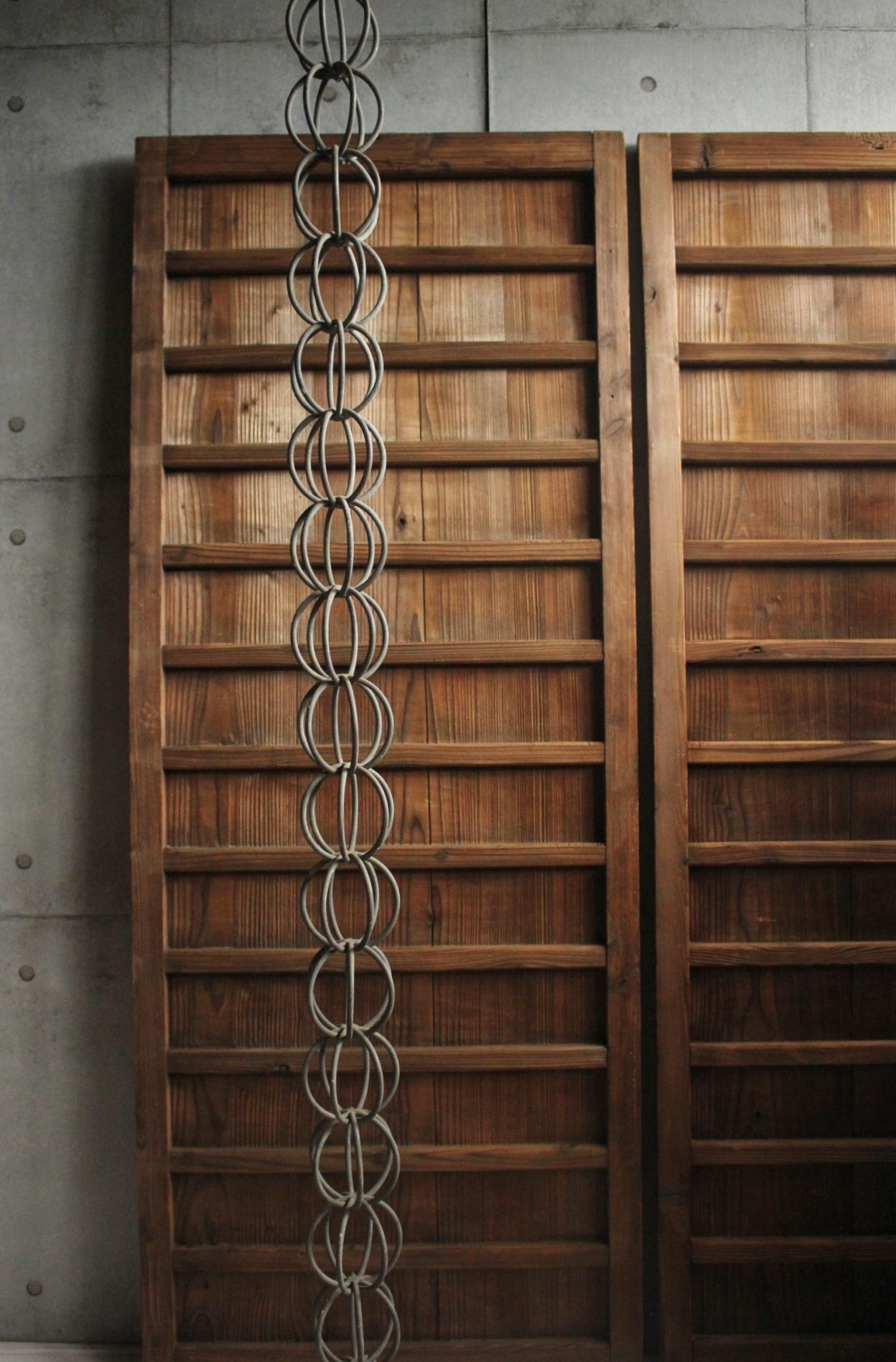D10 Antigüedades japonesas puertas de dos tableros, herrajes, diseño de rayas de cedro en Bastante bueno estado para la venta en Niiza, JP