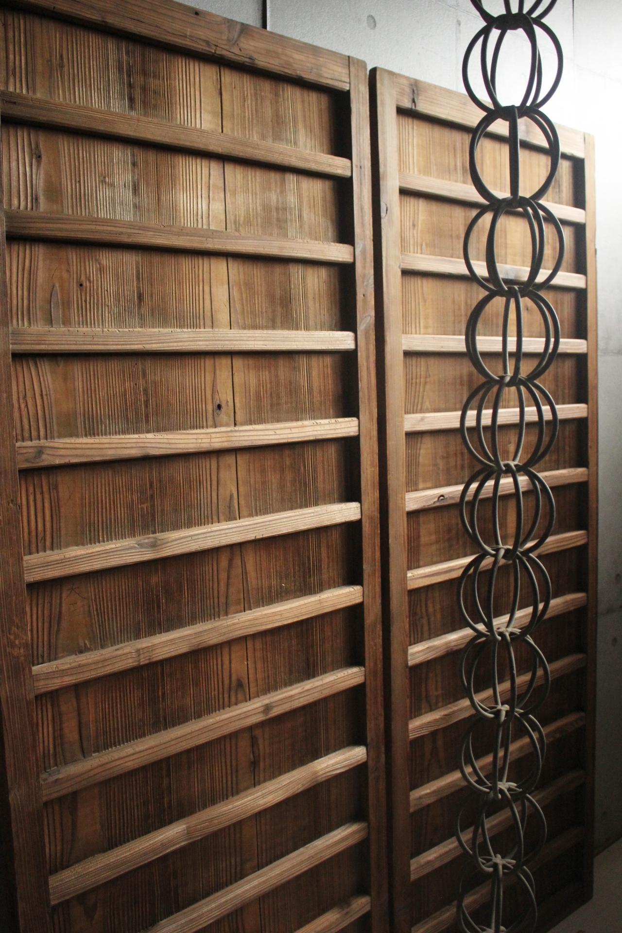 D10 Antigüedades japonesas puertas de dos tableros, herrajes, diseño de rayas de cedro siglo XIX en venta