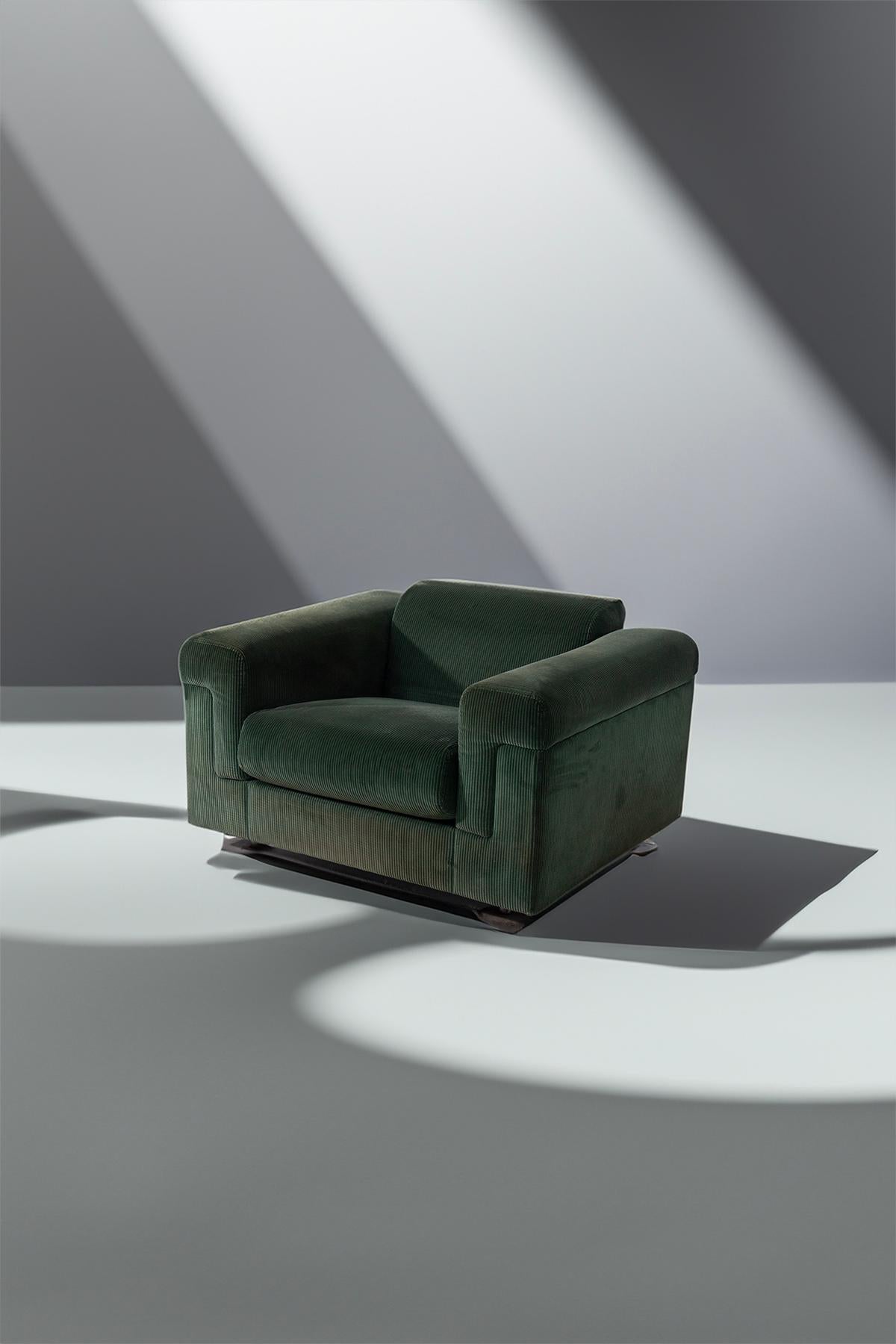 Italian D120 armchair by Valeria Borsani and and Alfredo Bonetti for Tecno For Sale