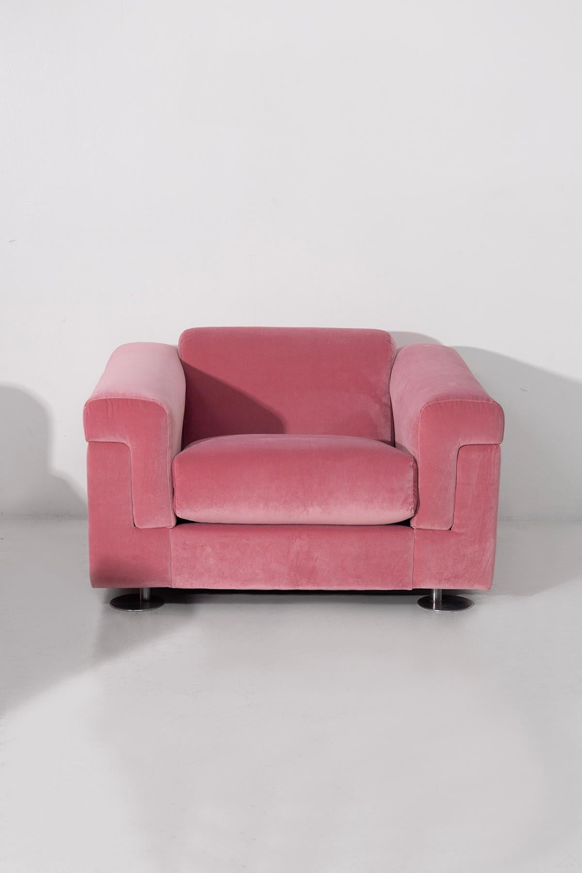 Le fauteuil D120, conçu par Valeria Borsani et Alfredo Bonetti pour Tecno dans les années 1970, témoigne de l'approche novatrice de l'époque en matière de conception de mobilier. Cette pièce remarquable capture l'essence de la sophistication vintage