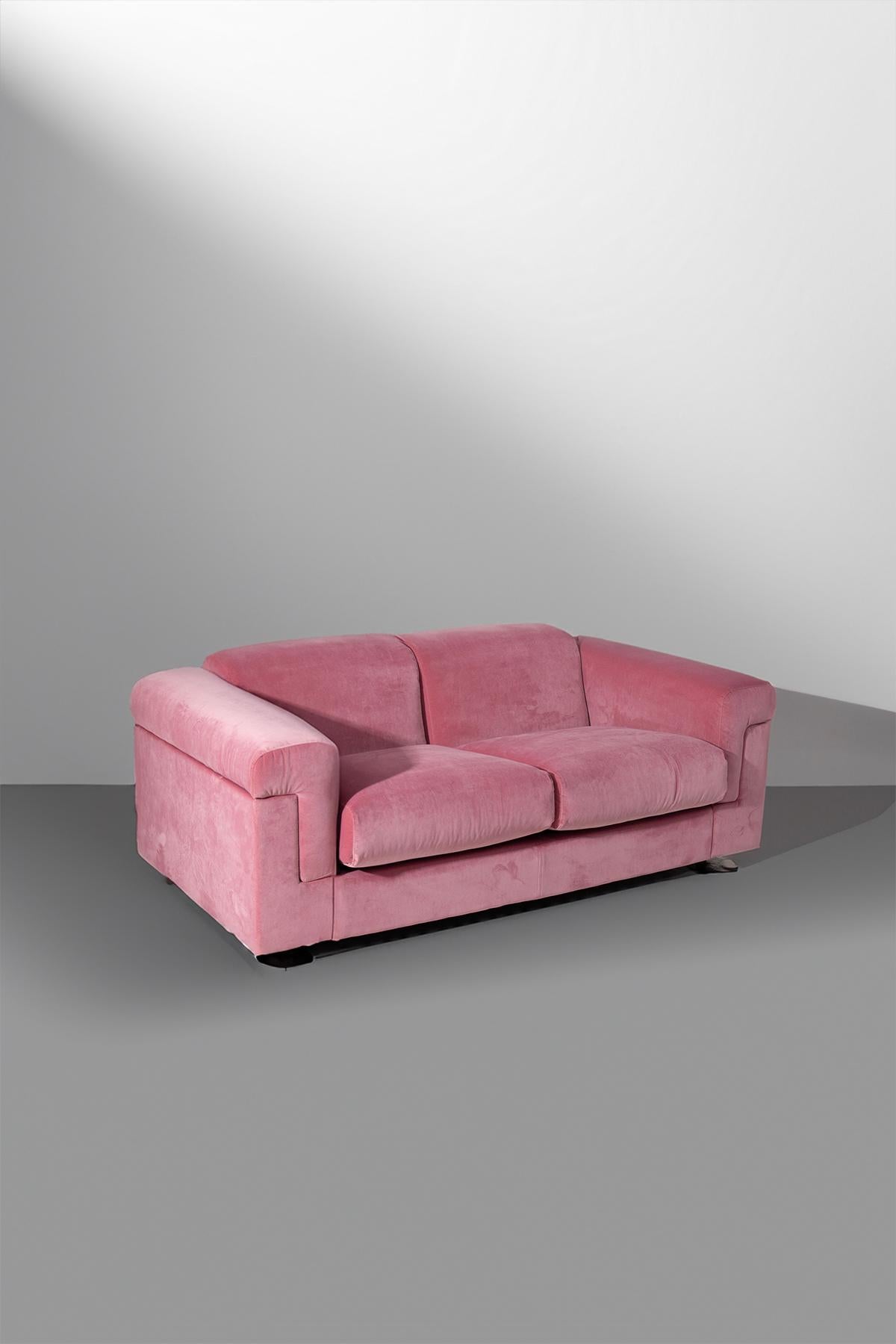 D120 Sofá de terciopelo rosa Valeria Borsani y Alfredo Bonetti para Tecno Moderno de mediados de siglo en venta