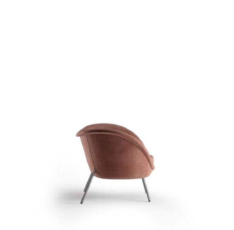 Armchair with round medium backrest and brass structure


100% Made in Italy
Residential and commercial spaces design versatility
Completely removable covers.