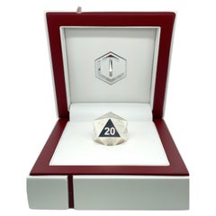 D20 Würfel Sterlingsilber poliert im weißen Etui