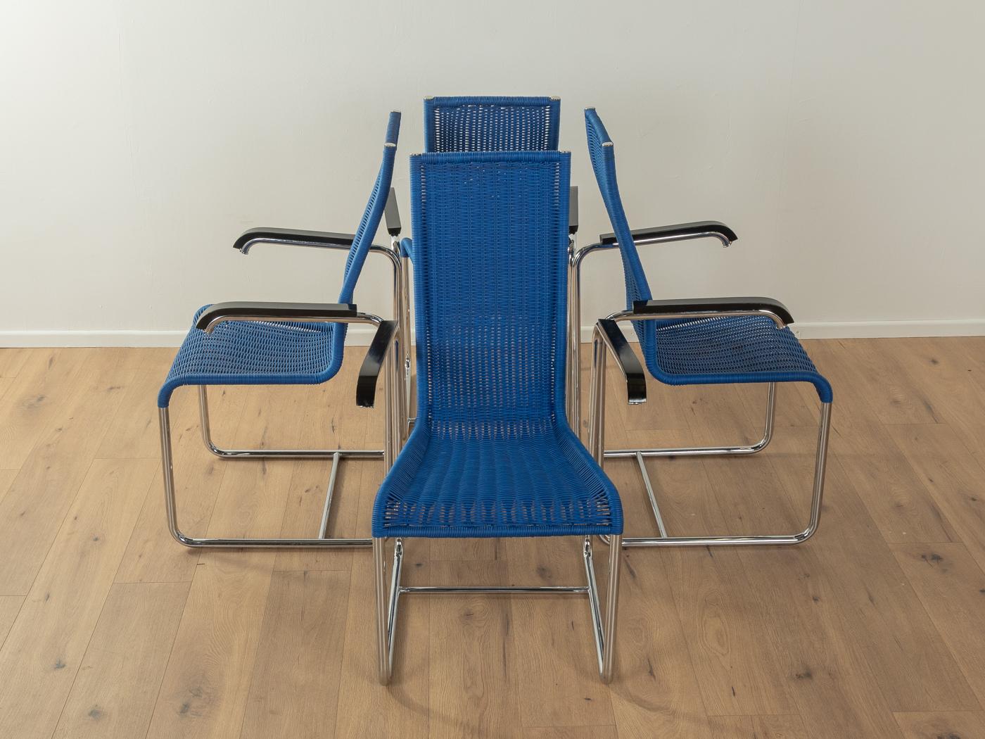 La chaise luge intemporelle D25 est basée sur les designs de Mart Stam, Marcel Breuer et Jean Prouvé qui ont collaboré avec Tecta. Cadre de haute qualité en acier tubulaire plié. Assise et dossier en osier d'origine bleu cobalt. L'offre comprend 4