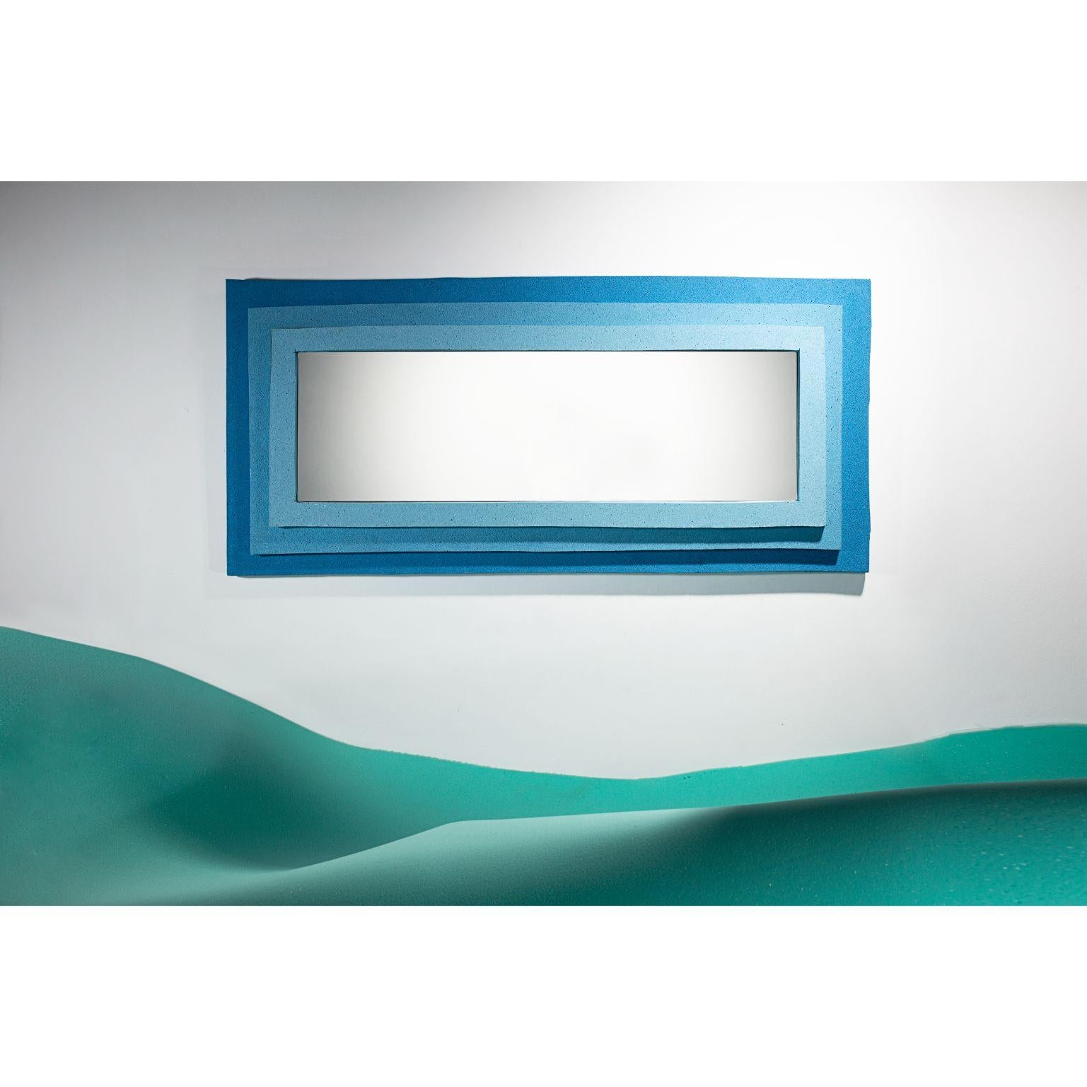D33 - specchio di Cultivado em Casa
Dimensioni: 130 x 11 x 60 cm
Materiali: Schiuma D33, vernice acrilica, resina acrilica, acciaio al carbonio.

Disponibile anche in diversi colori.

La collezione D33 intende valorizzare la schiuma, un