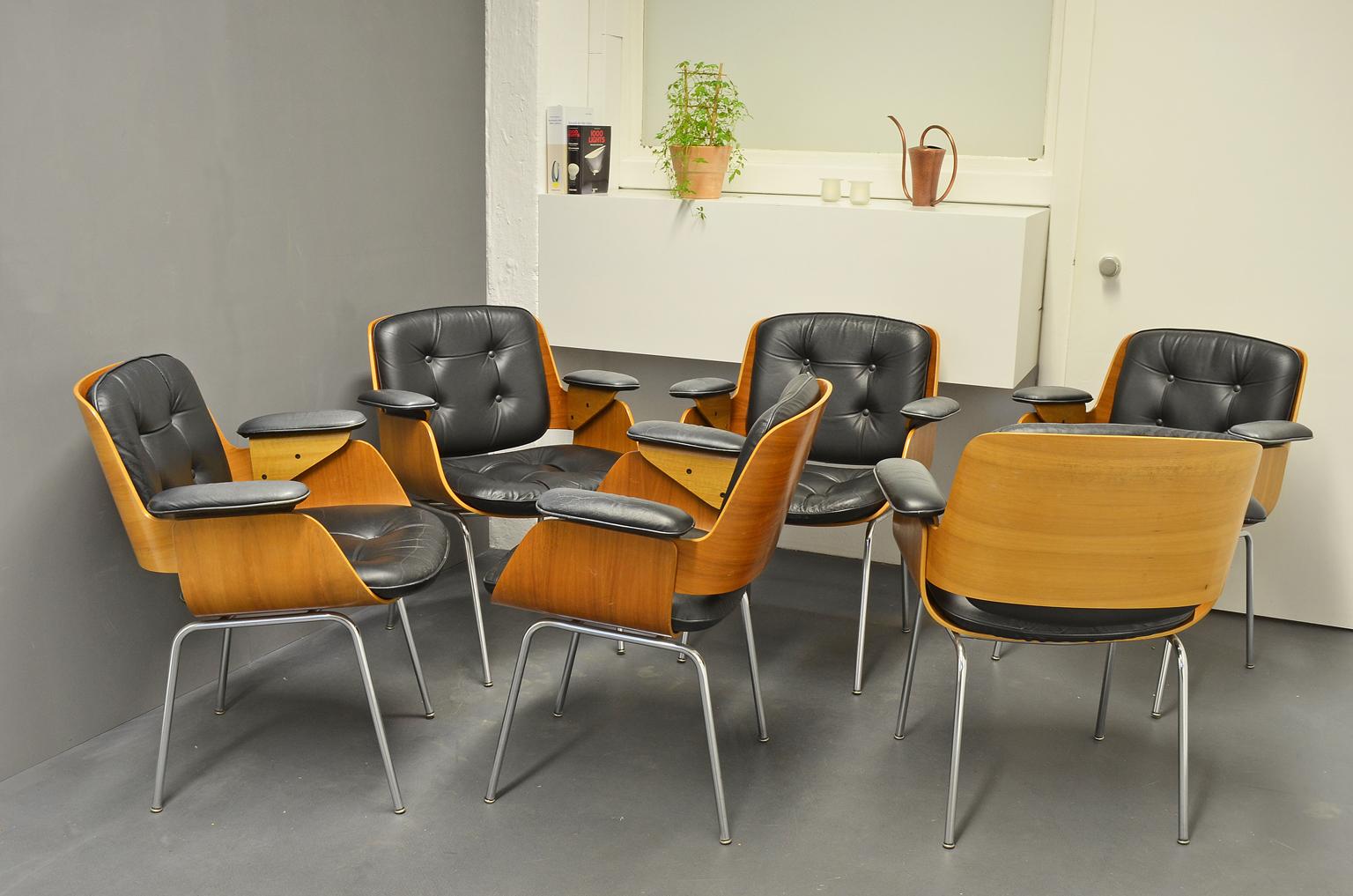 Schreibtischstühle oder Konferenzstühle D48, Tecta.
D48 Stühle oder Sessel von Hans Könecke / Hans Koenecke, 1960er Jahre.
4-Fuß-Gestell aus verchromtem Stahlrohr und Sitzschale aus Eiche mit schwarzen Lederkissen.
  