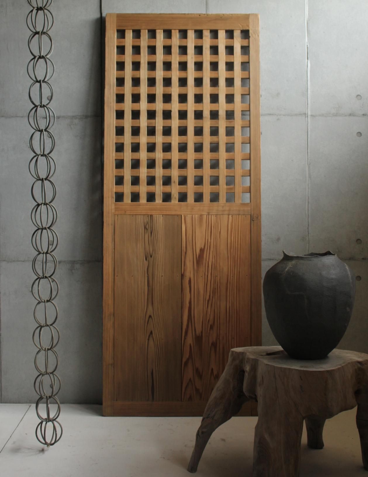 Material: Cedar wood, etc
Size: Width 670 x Height 1740 x Depth 30 mm  weight 7 kg
Packaging (4-5 mm thick plywood sandwiched): 10 cm x 75 cm x 185 cm, weight 14 kg

This is thought to be a fixture from a temple.
The texture of the worn wood makes
