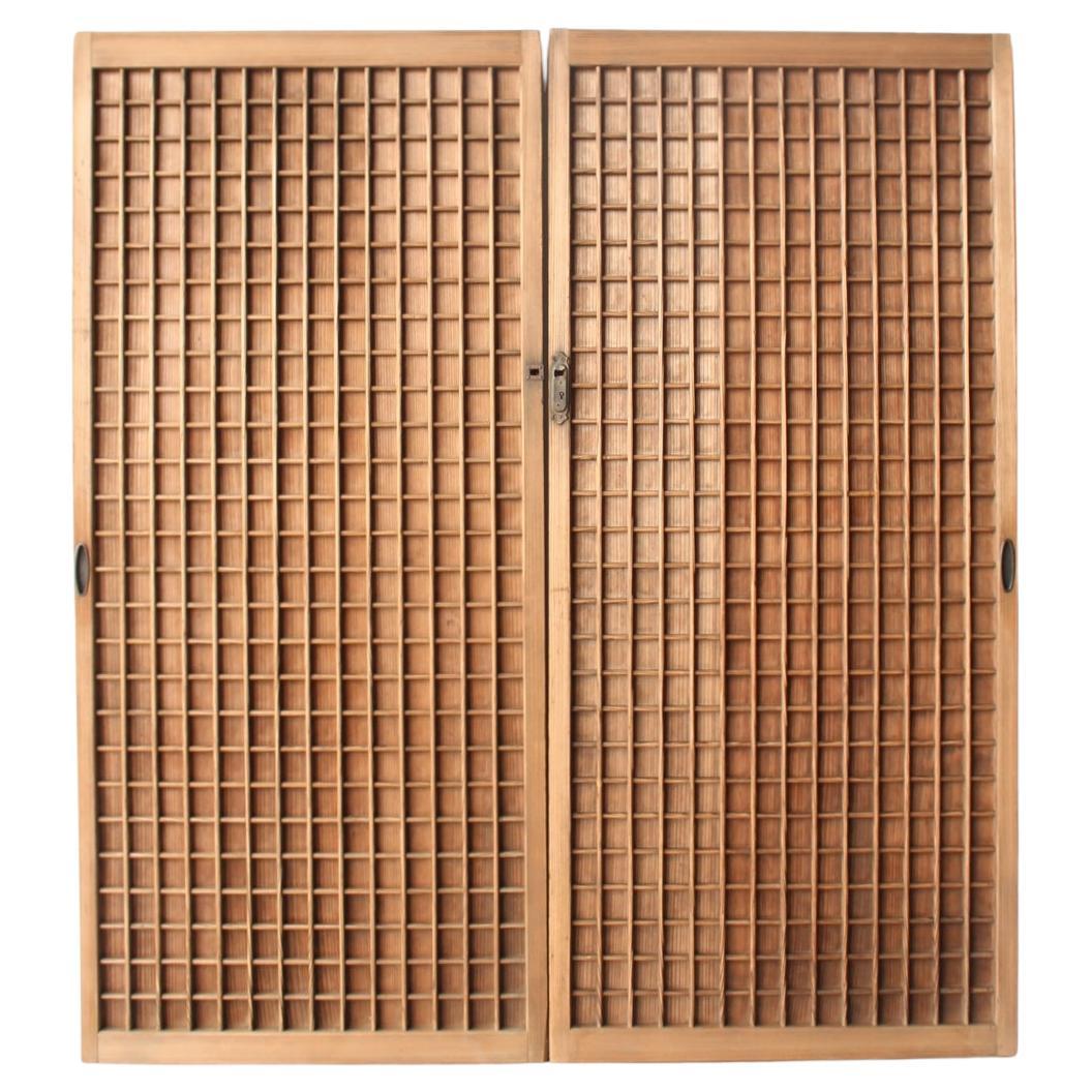D6 Antiquités japonaises deux petites portes, ferrures, cèdre, treillis carré