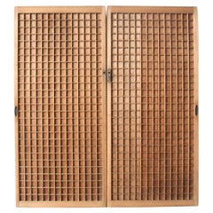 D6 Antiquités japonaises deux petites portes, ferrures, cèdre, treillis carré