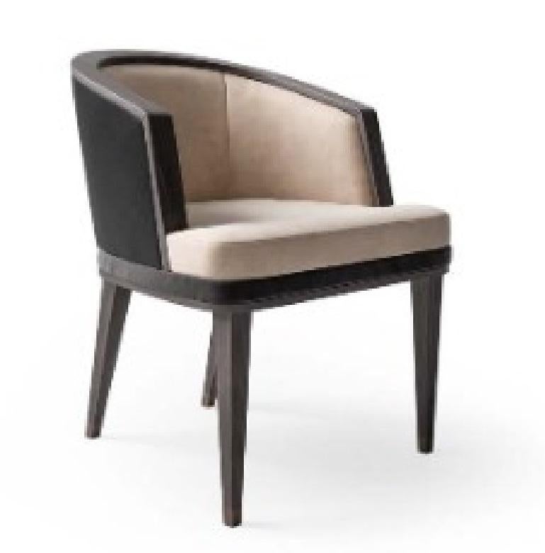 Envuélvete en un estilo chic atemporal con el sillón envolvente.
Con bonitos perfiles de chapa de madera, el respaldo de la silla envuelve la base para convertirse en un acogedor reposabrazos, mientras que el respaldo y la parte delantera pueden