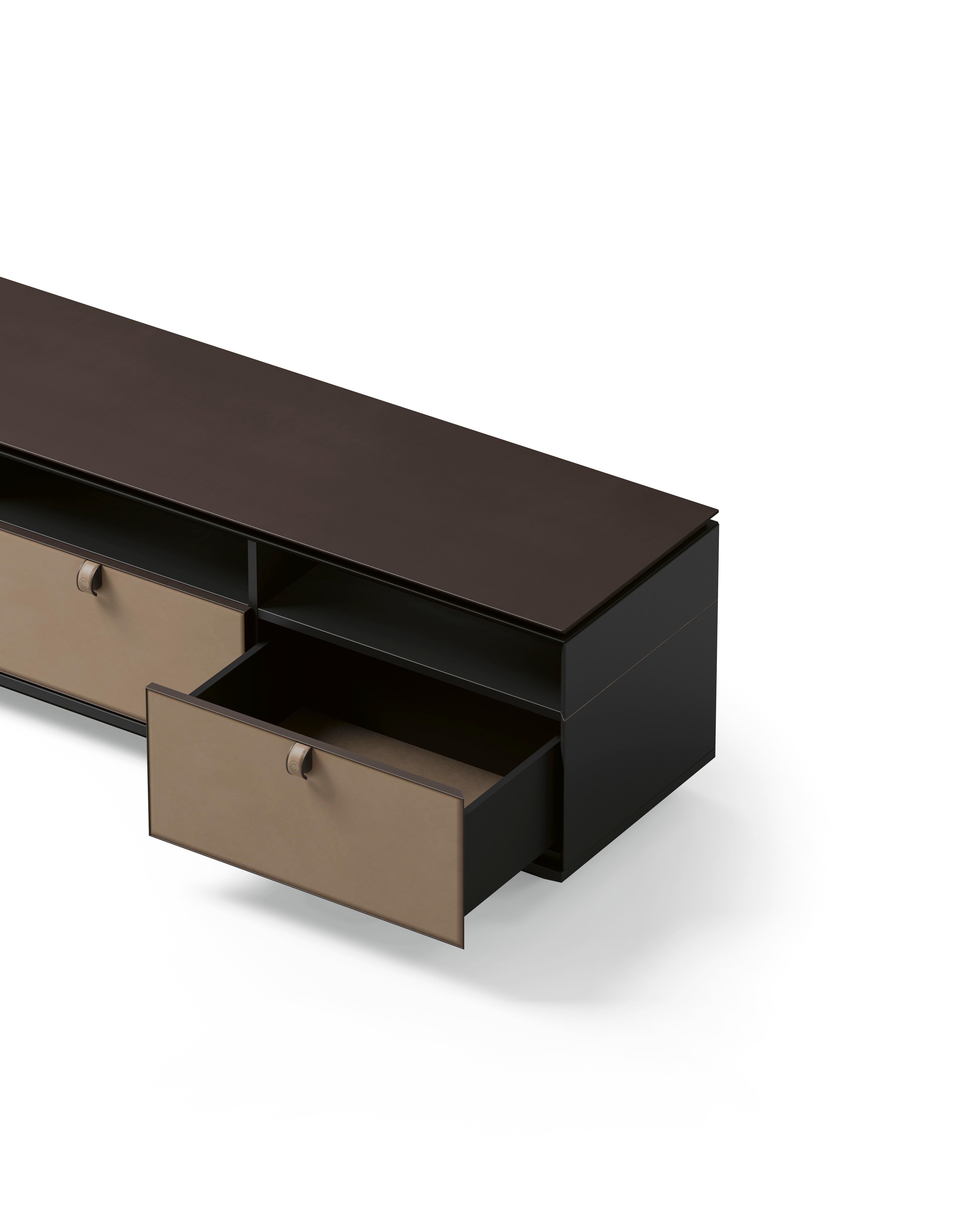 Un mobile TV moderno con piano in metallo, struttura laccata e cassetti frontali rivestiti in cuoio. L'elegante piano in metallo offre una superficie sofisticata, mentre la struttura laccata aggiunge una finitura lucida e contemporanea. I cassetti
