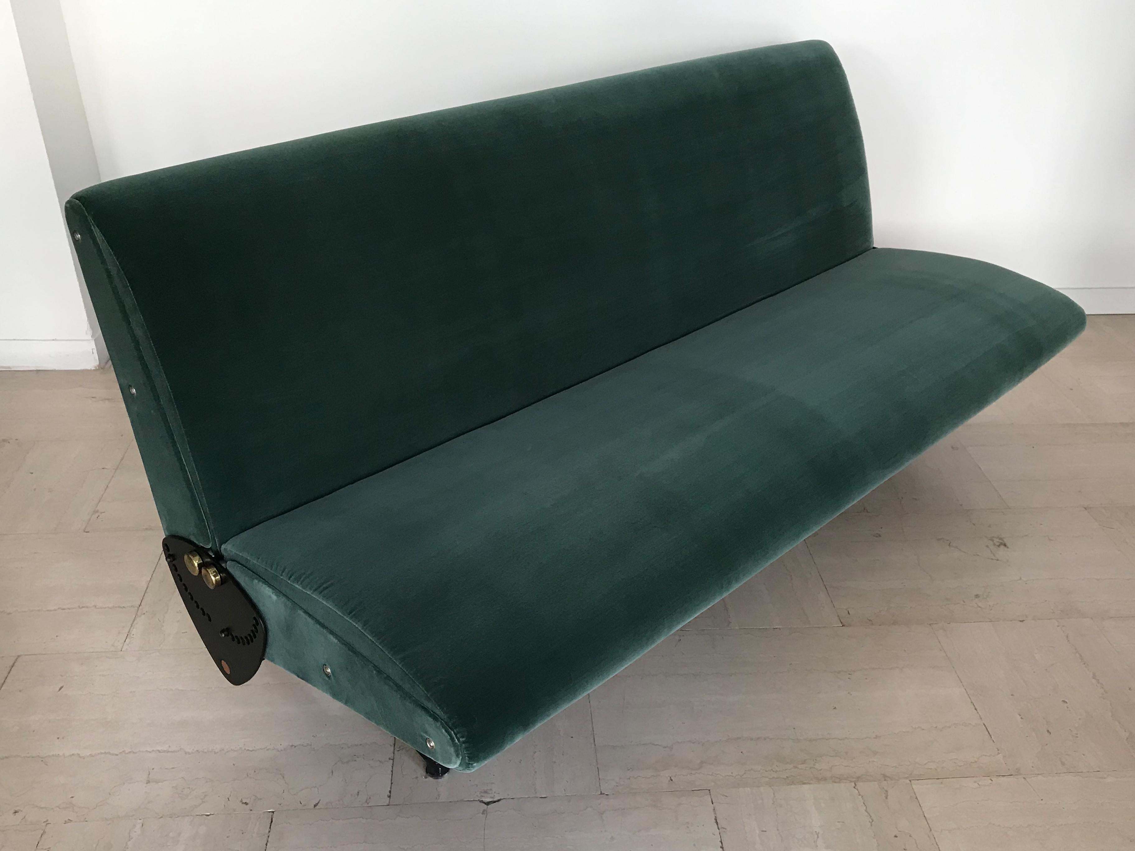 D70 Osvaldo Borsani Italian Green Blue Velvet Sofa for Tecno 1954 For Sale 4