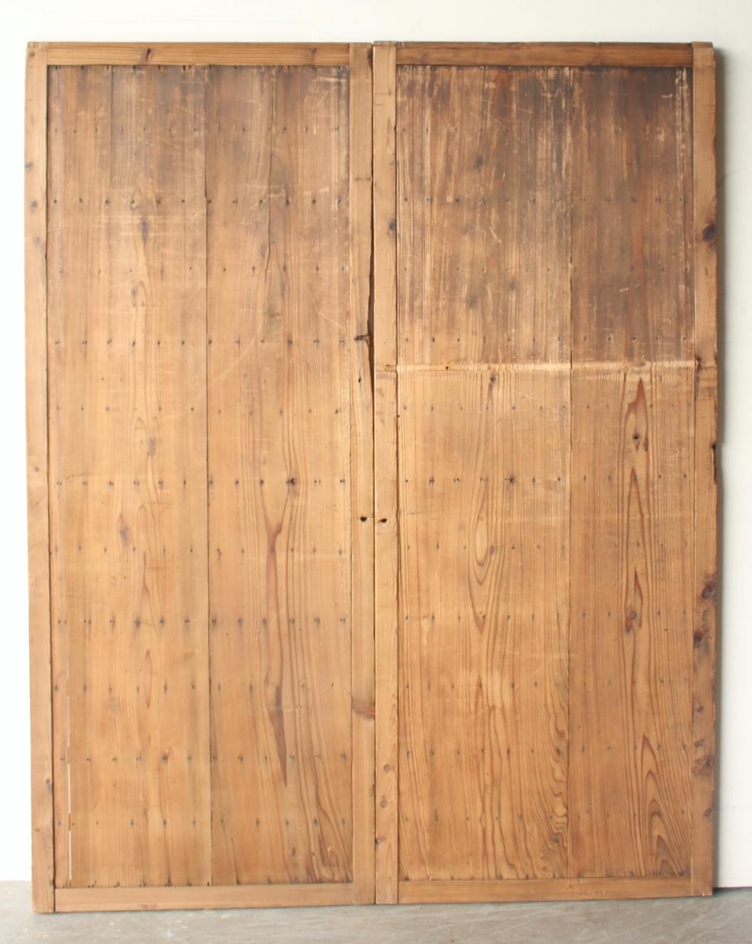 D8 Japanese Antiques two board doors, fittings, Cedar Striped design For Sale 8
