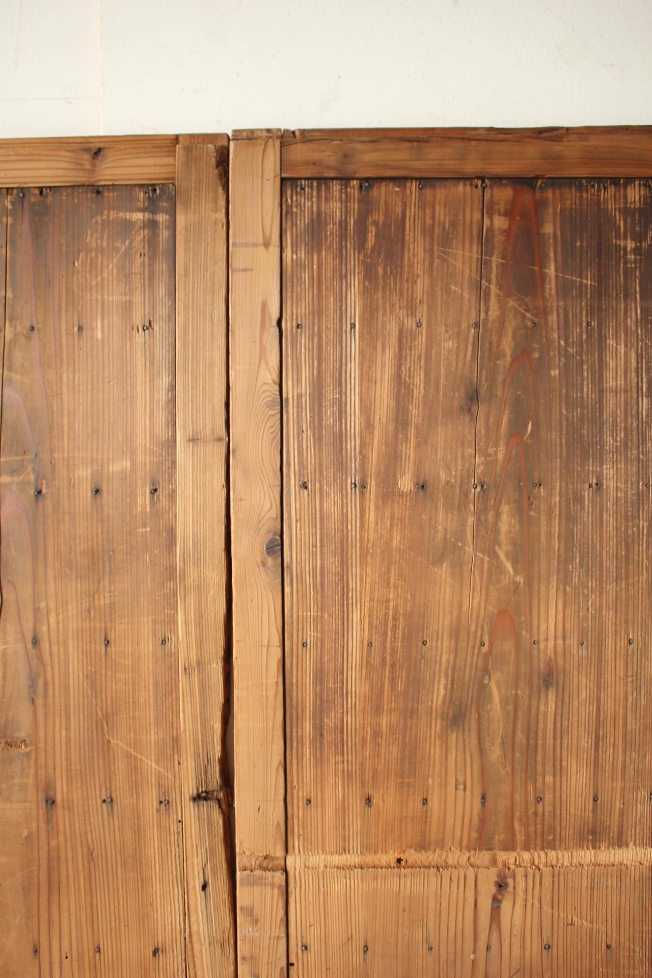 D8 Japanese Antiques two board doors, fittings, Cedar Striped design For Sale 11