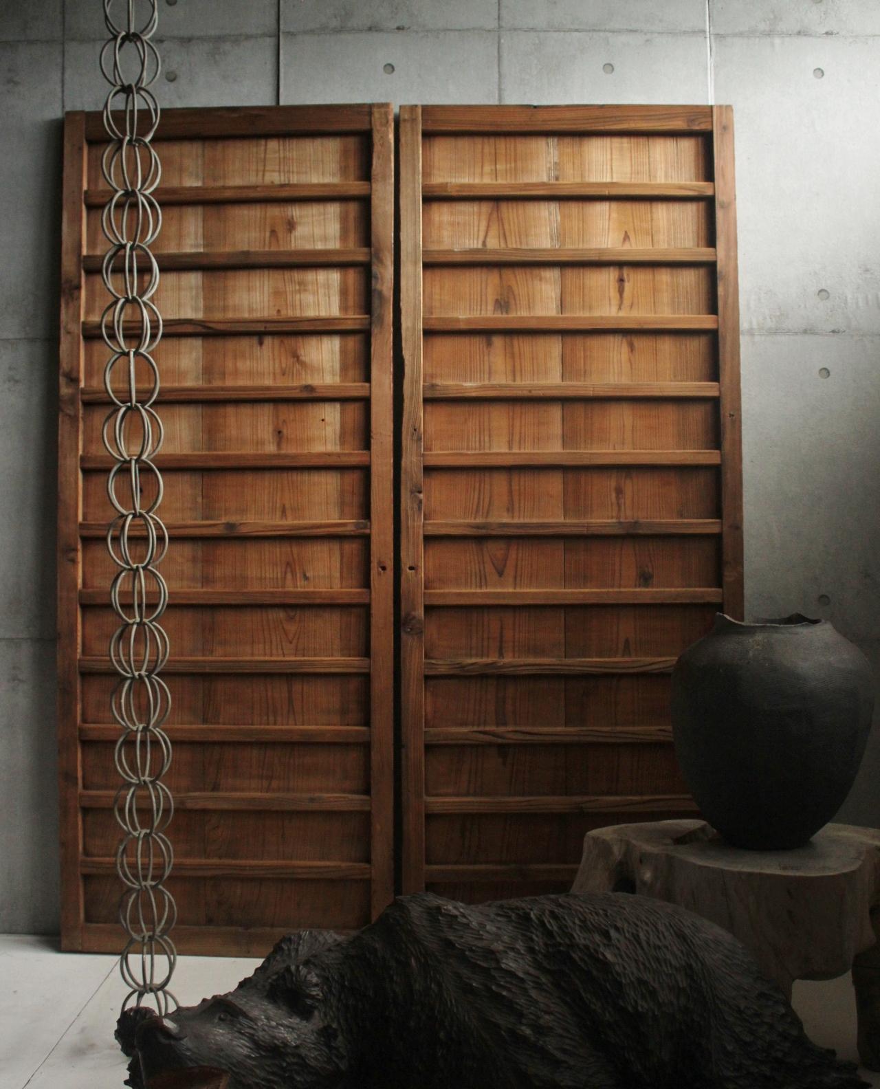 Material: Cedar wood, etc.
Size per piece: Width 700 x Height 1770 x Depth 30 mm, Weight 7 kg per piece
Estimated Packaging (9 mm thick plywood sandwiched):
14 cm x 80 cm x 185 cm, Weight 32 kg

Striped design
Moderately worn, it captures the