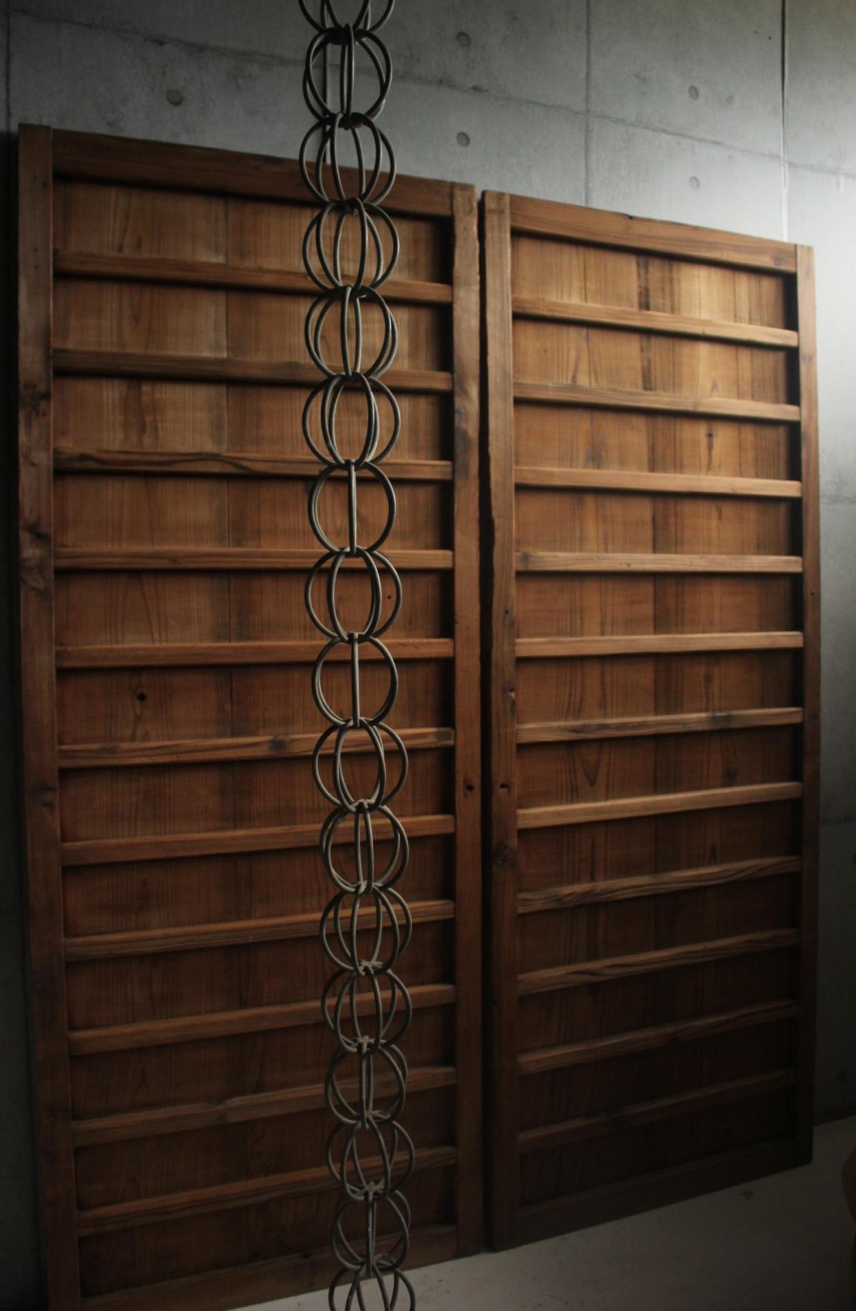 D8 Japanese Antiques two board doors, fittings, Cedar Striped design In Fair Condition For Sale In Niiza, JP